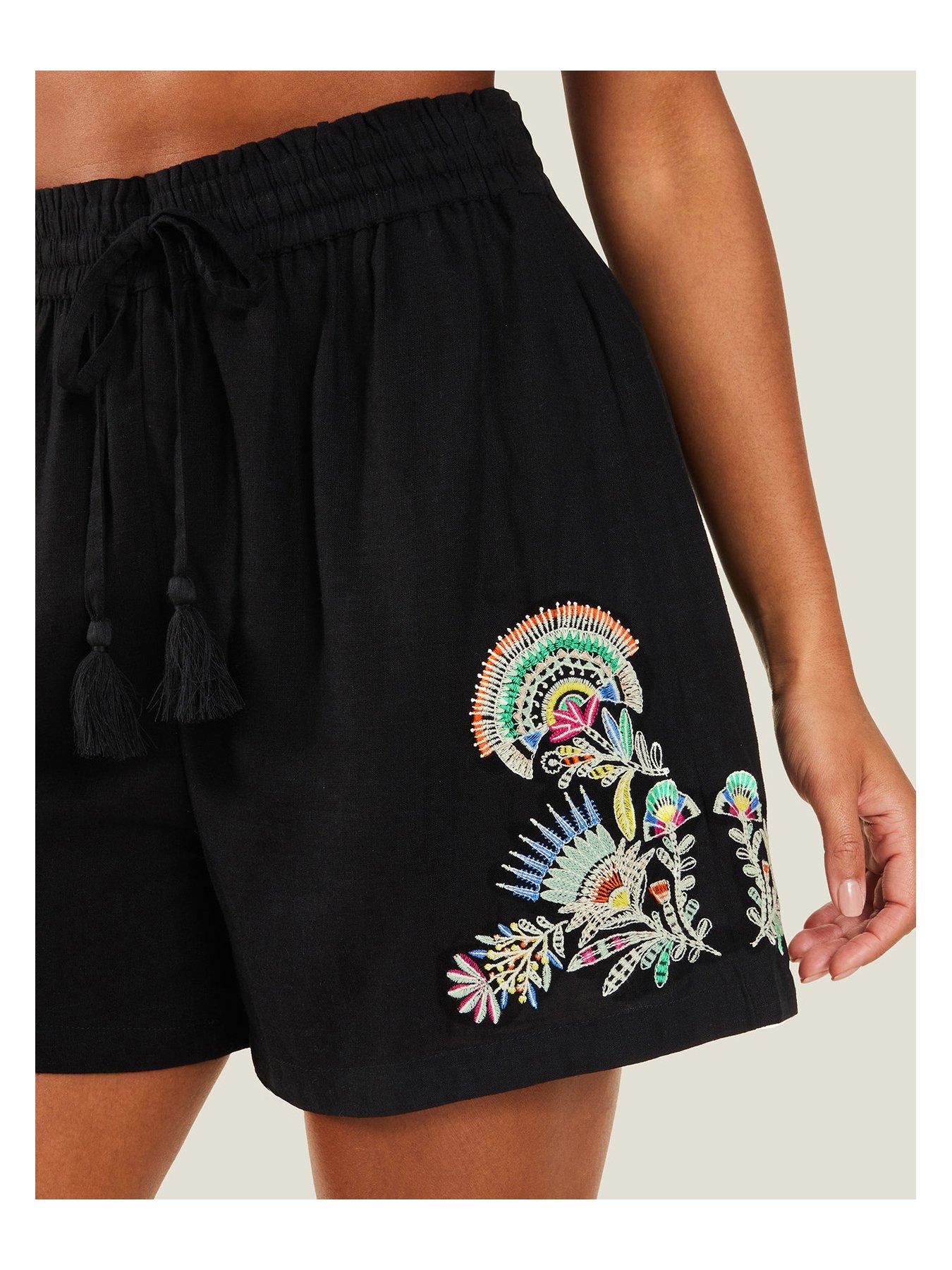 accessorize-embroidered-shorts-blackoutfit