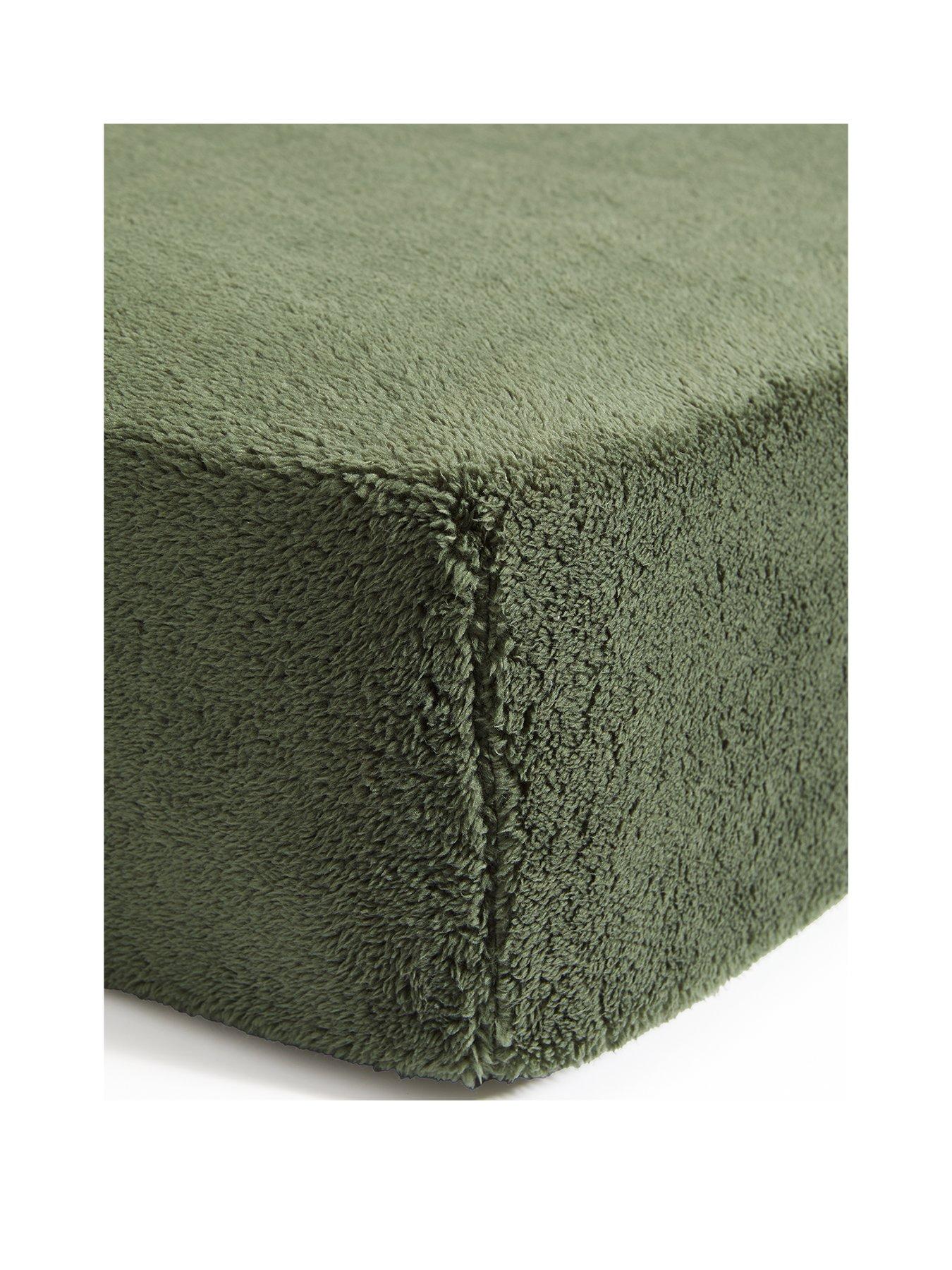 the-very-collection-teddy-fleece-fitted-sheet-in-greenstillFront