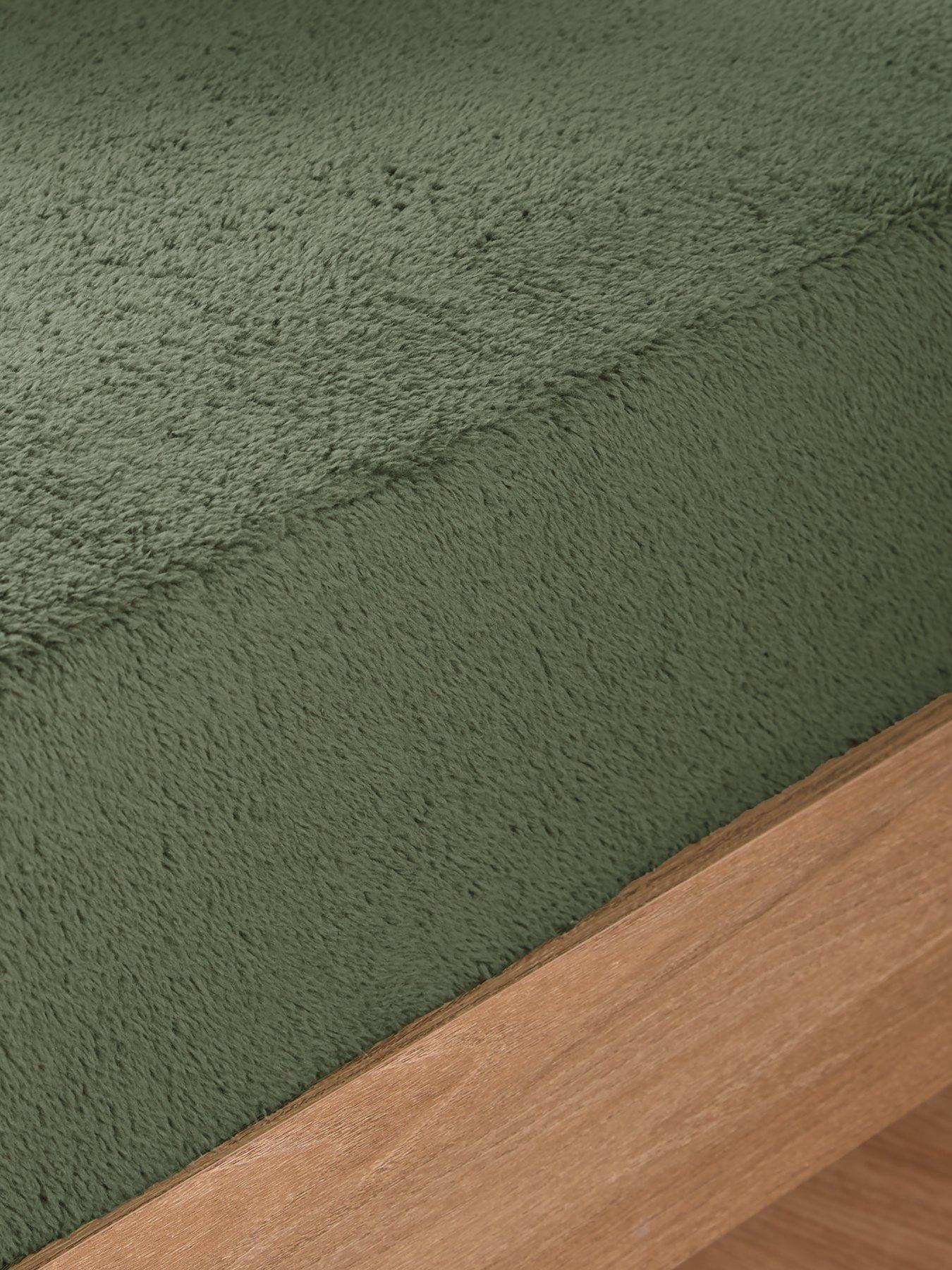 the-very-collection-teddy-fleece-fitted-sheet-in-greenback