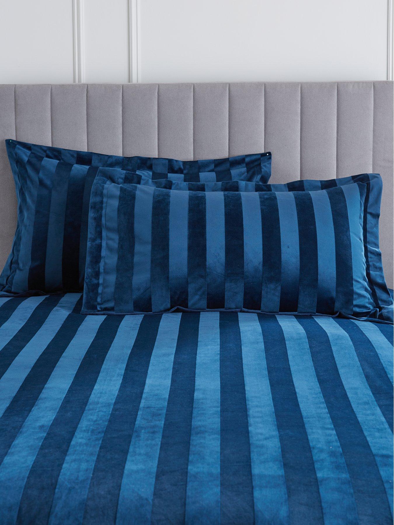 very-home-luxe-velvet-stripe-duvet-cover-set-in-navyoutfit