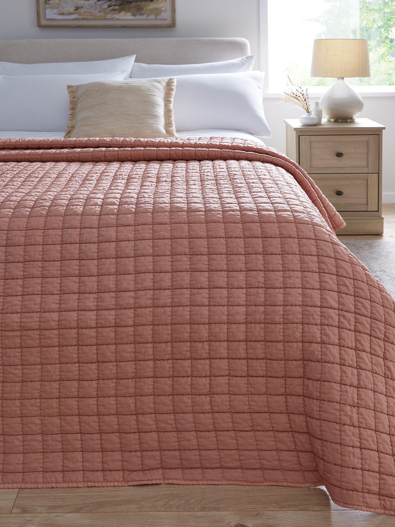 very-home-washed-quilted-microfibre-bedspread-throw-pink