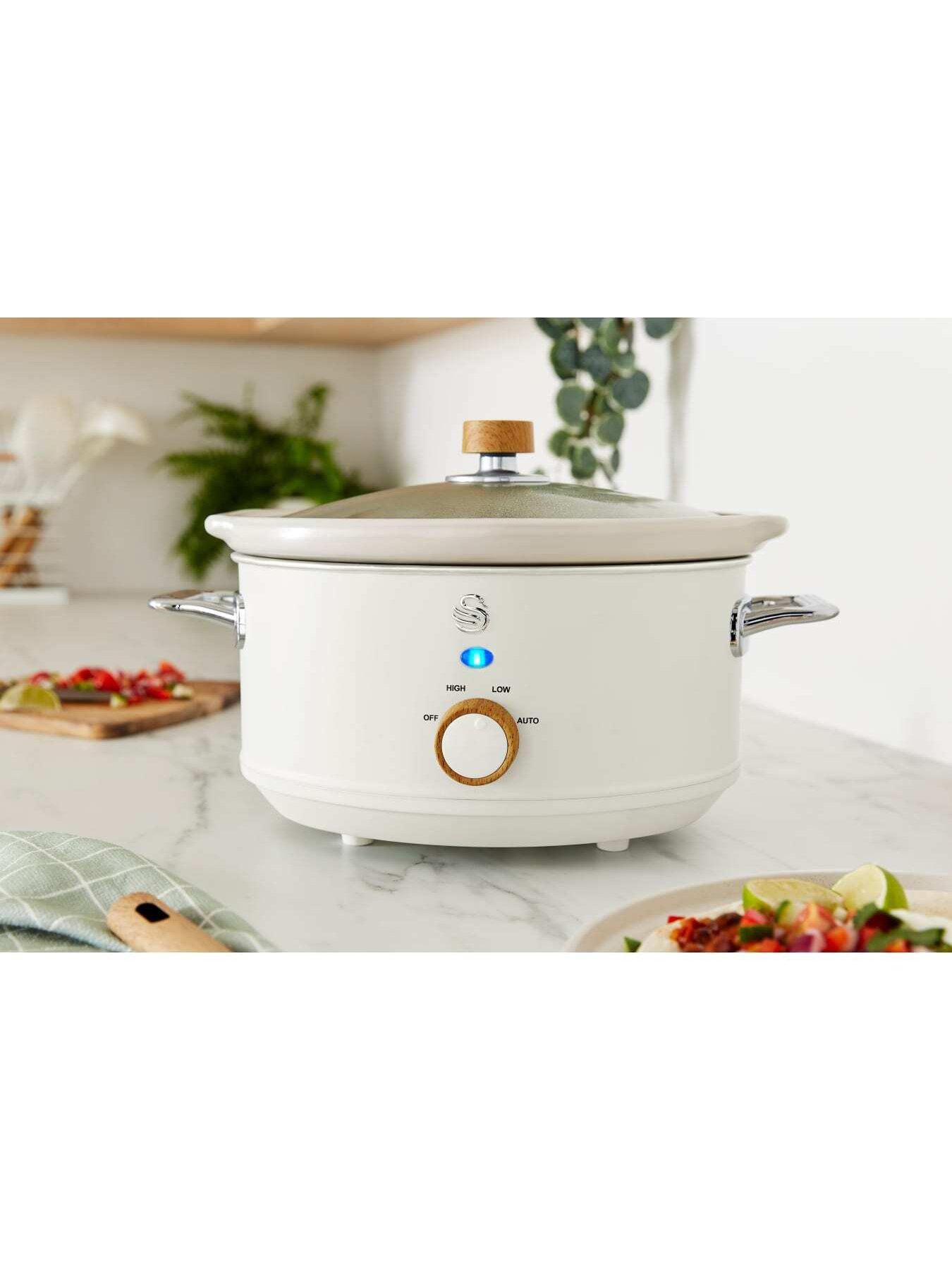 swan-sf17021whtn-retro-slow-cooker-with-3-temperature-settings-keep-warm-function-35l-200w-whitestillFront
