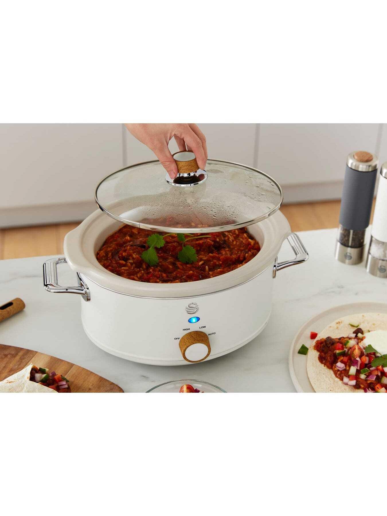 swan-sf17021whtn-retro-slow-cooker-with-3-temperature-settings-keep-warm-function-35l-200w-whiteoutfit