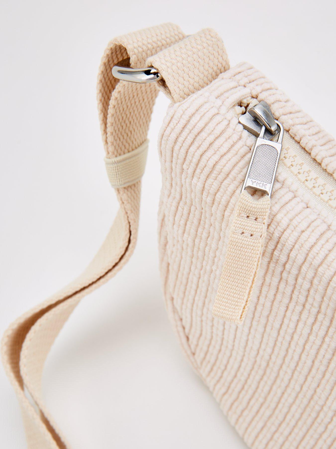 levis-small-crossbody-bag-creamdetail