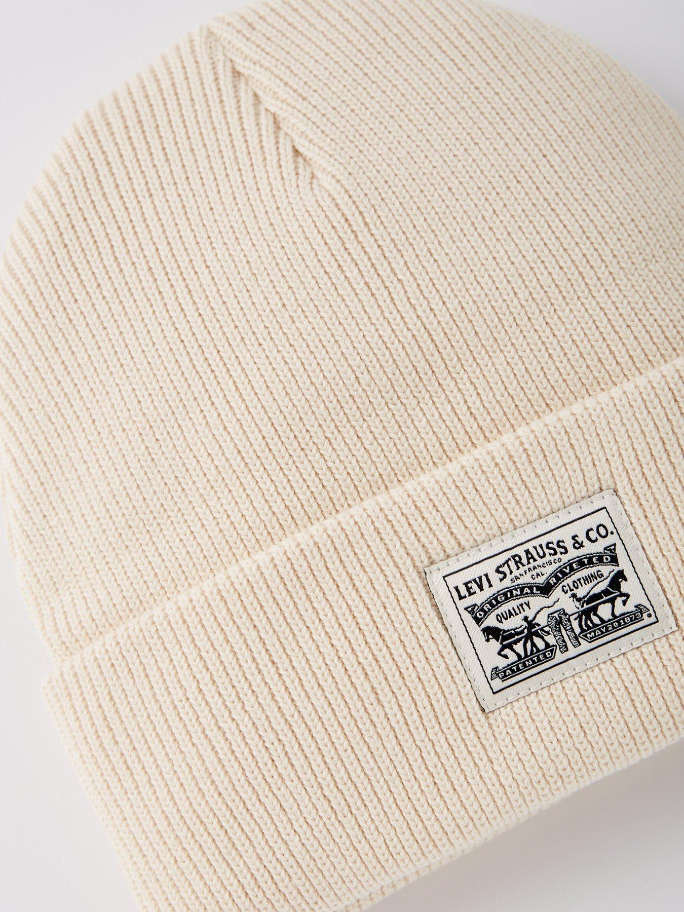 levis-backpatch-beanie-creamoutfit