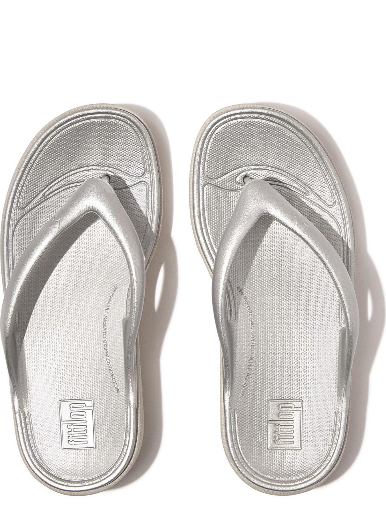 fitflop-relieff-recovery-metallic-flip-flop-silveroutfit