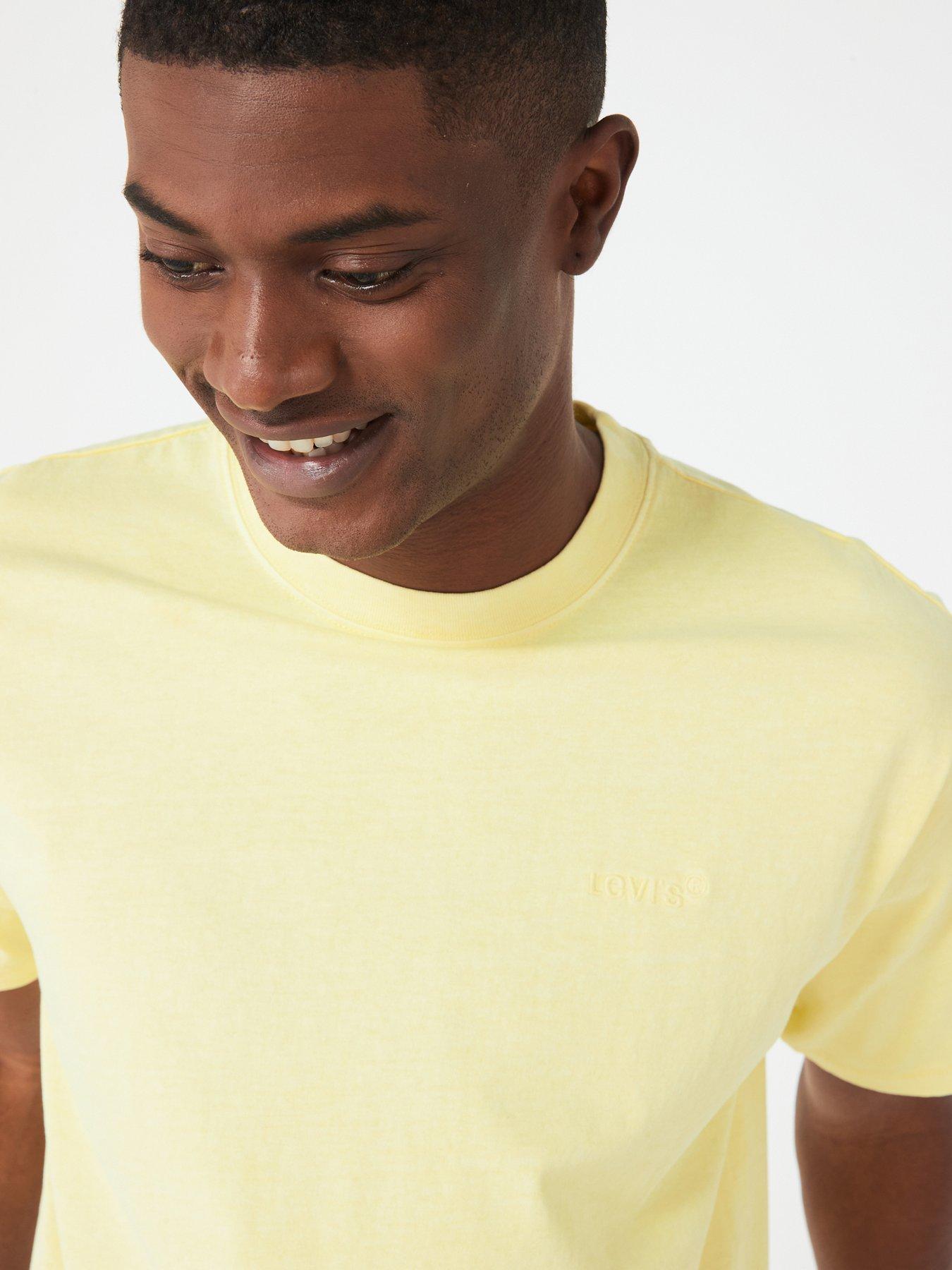 levis-levis-small-tonal-logo-t-shirt-yellowoutfit