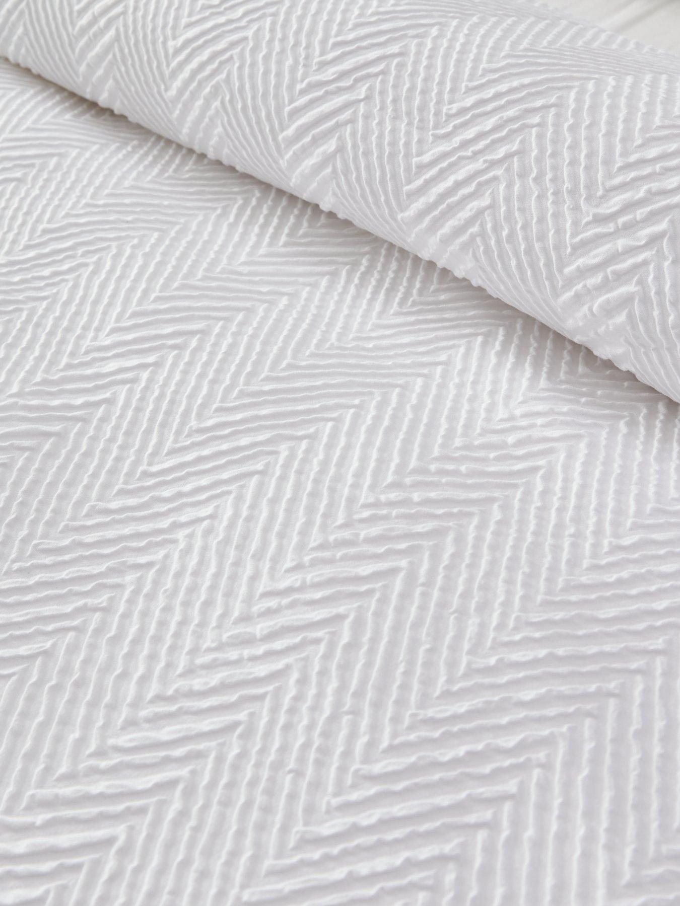 Image 4 of 5 of The Very Collection Chevron Heat Set Duvet Cover Set