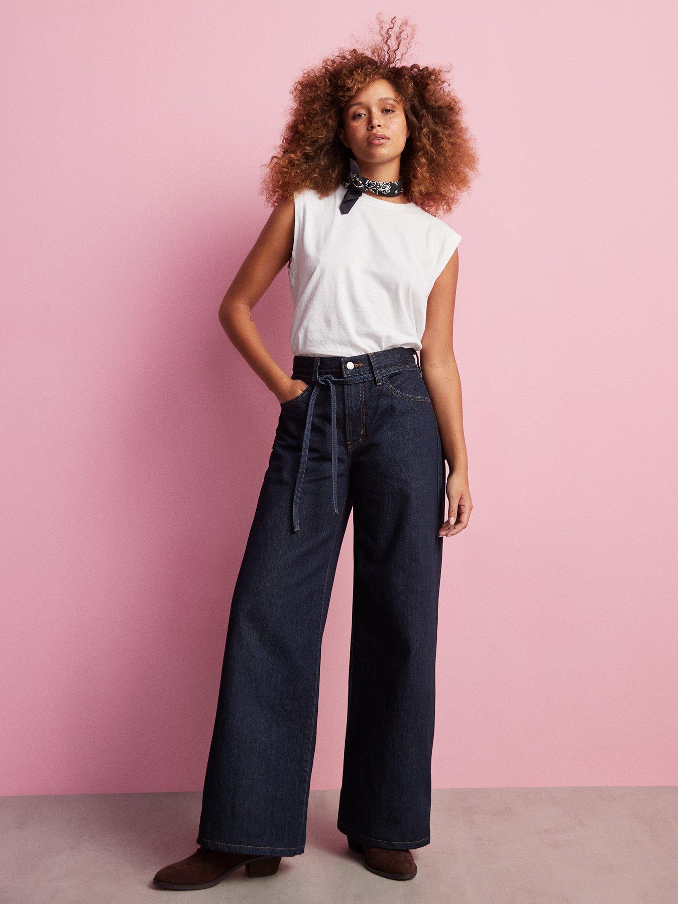 Image 3 of 6 of Levi's Boxy Tank - White + Slub