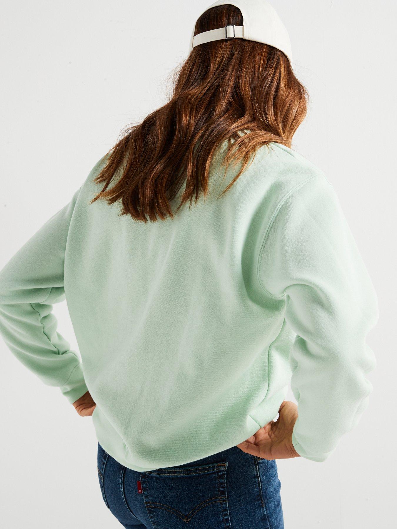 levis-everyday-sweatshirt-cameo-greenoutfit