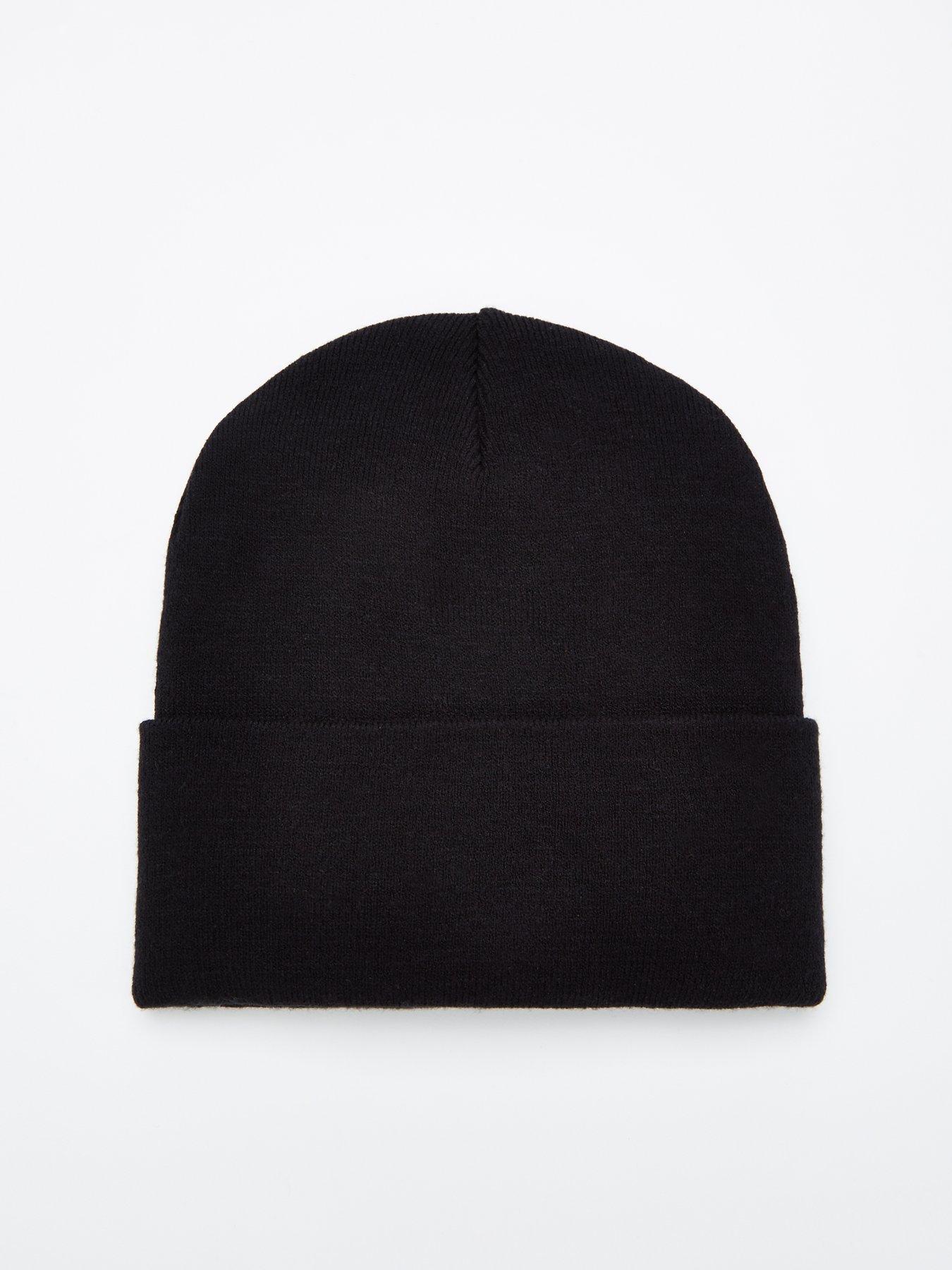 everyday-knitted-beanie-blackoutfit