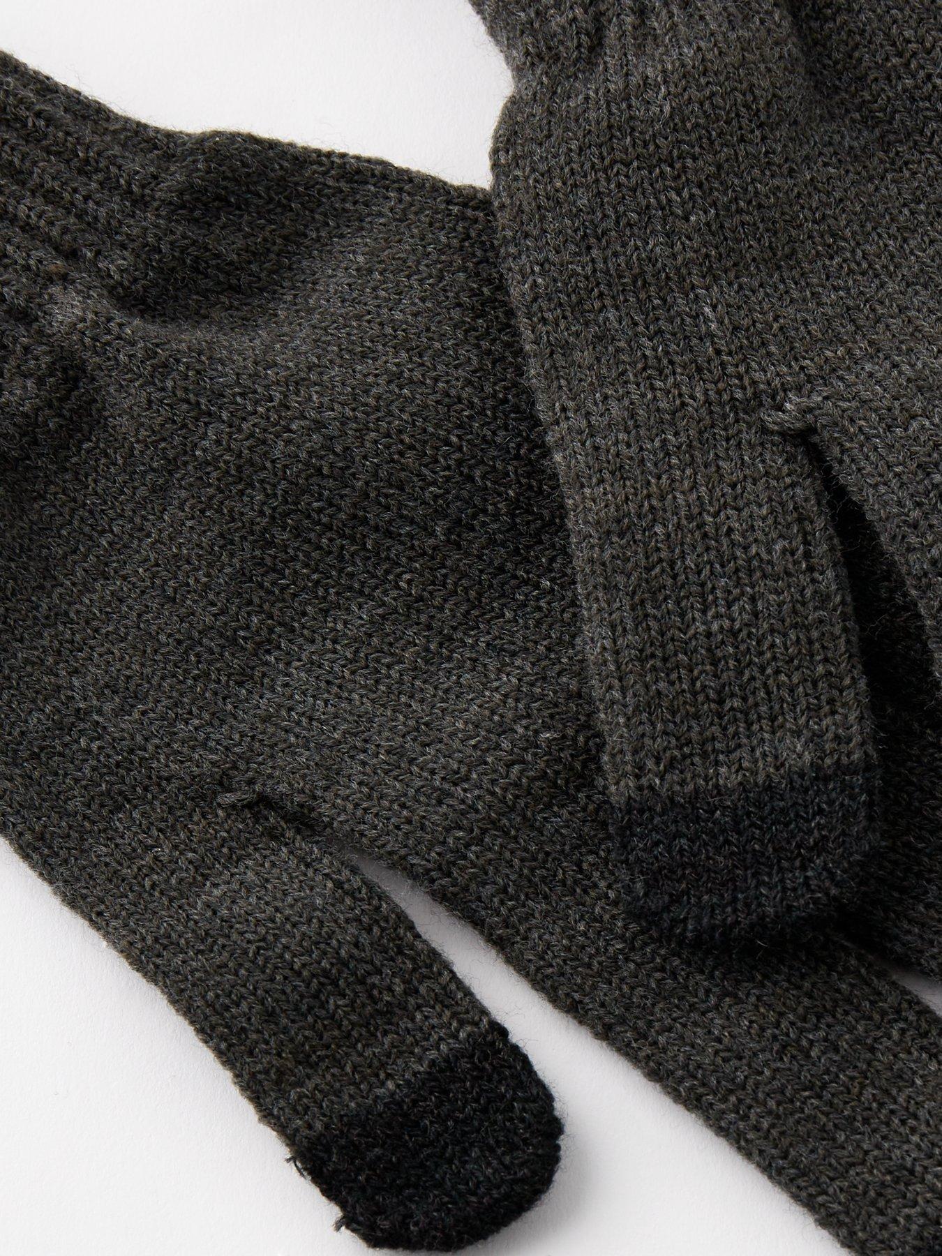 everyday-knitted-gloves-charcoaloutfit