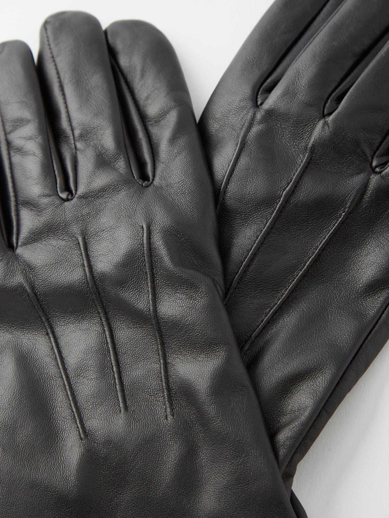 very-man-leather-gloves-blackoutfit