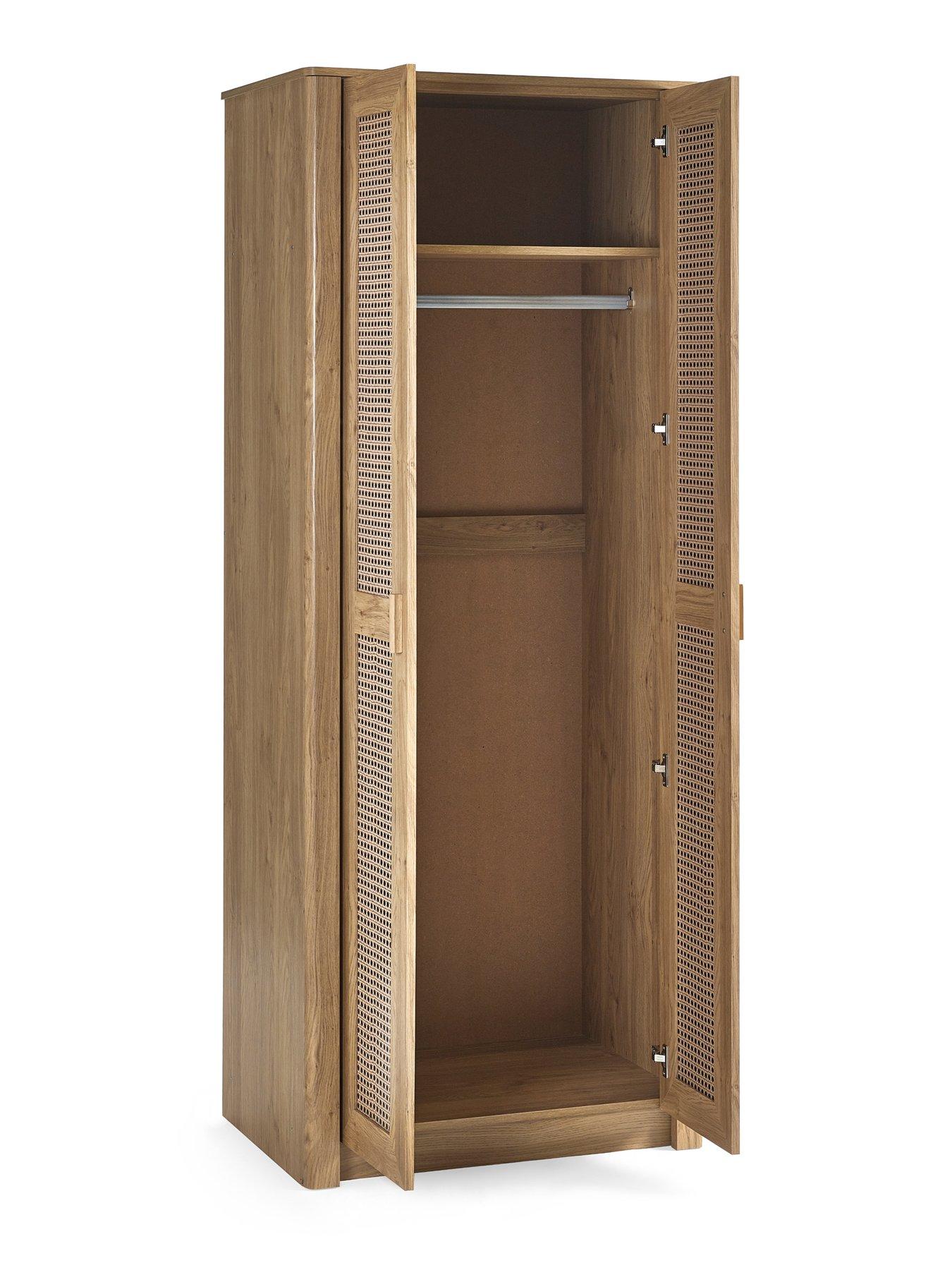 julian-bowen-sydney-oak-andnbsprattan-effectnbsp2-door-wardrobeoutfit