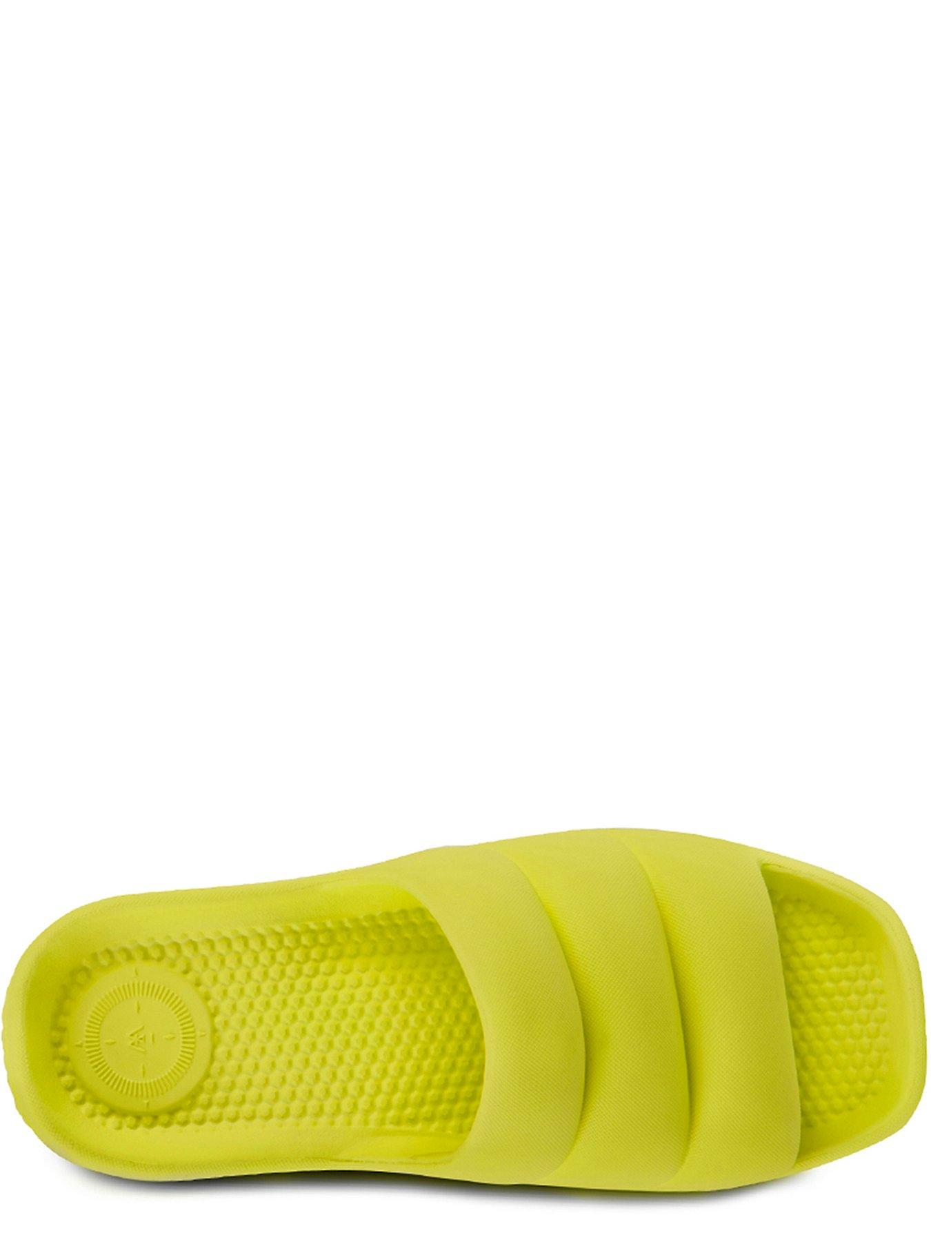 totes-totes-solbounce-moulded-puffy-slide-limeoutfit