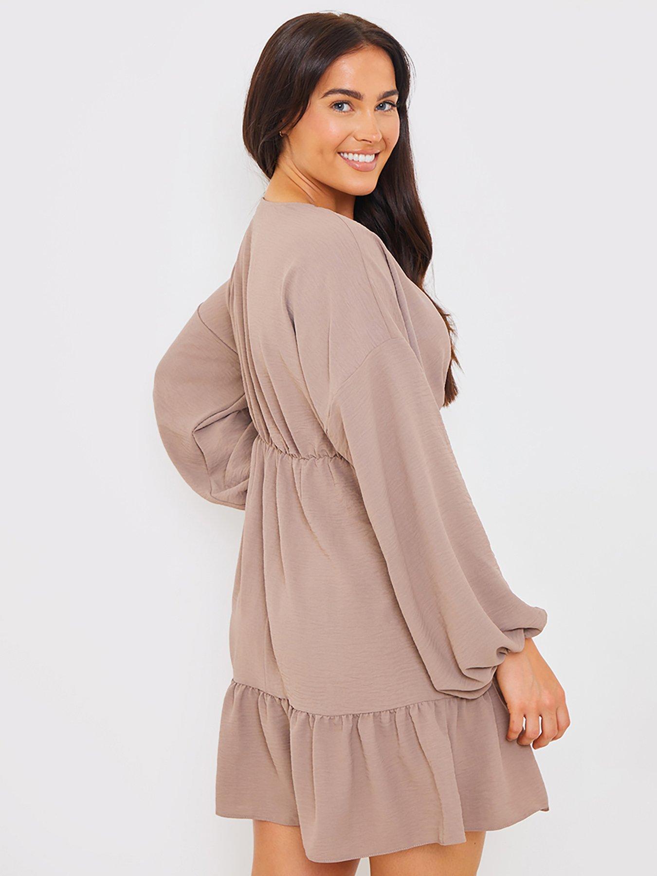 in-the-style-hannah-brown-mocha-v-neck-frill-hem-smock-dressstillFront