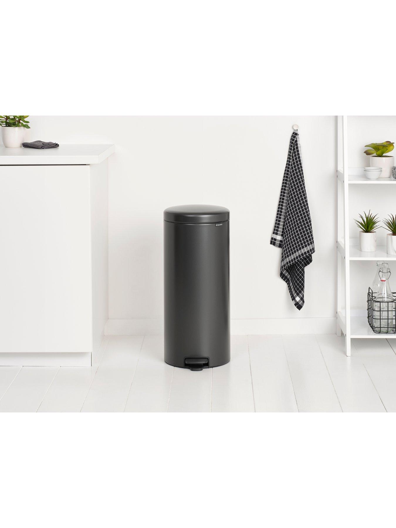 brabantia-newicon-30-litre-pedal-bin-in-confident-greyoutfit