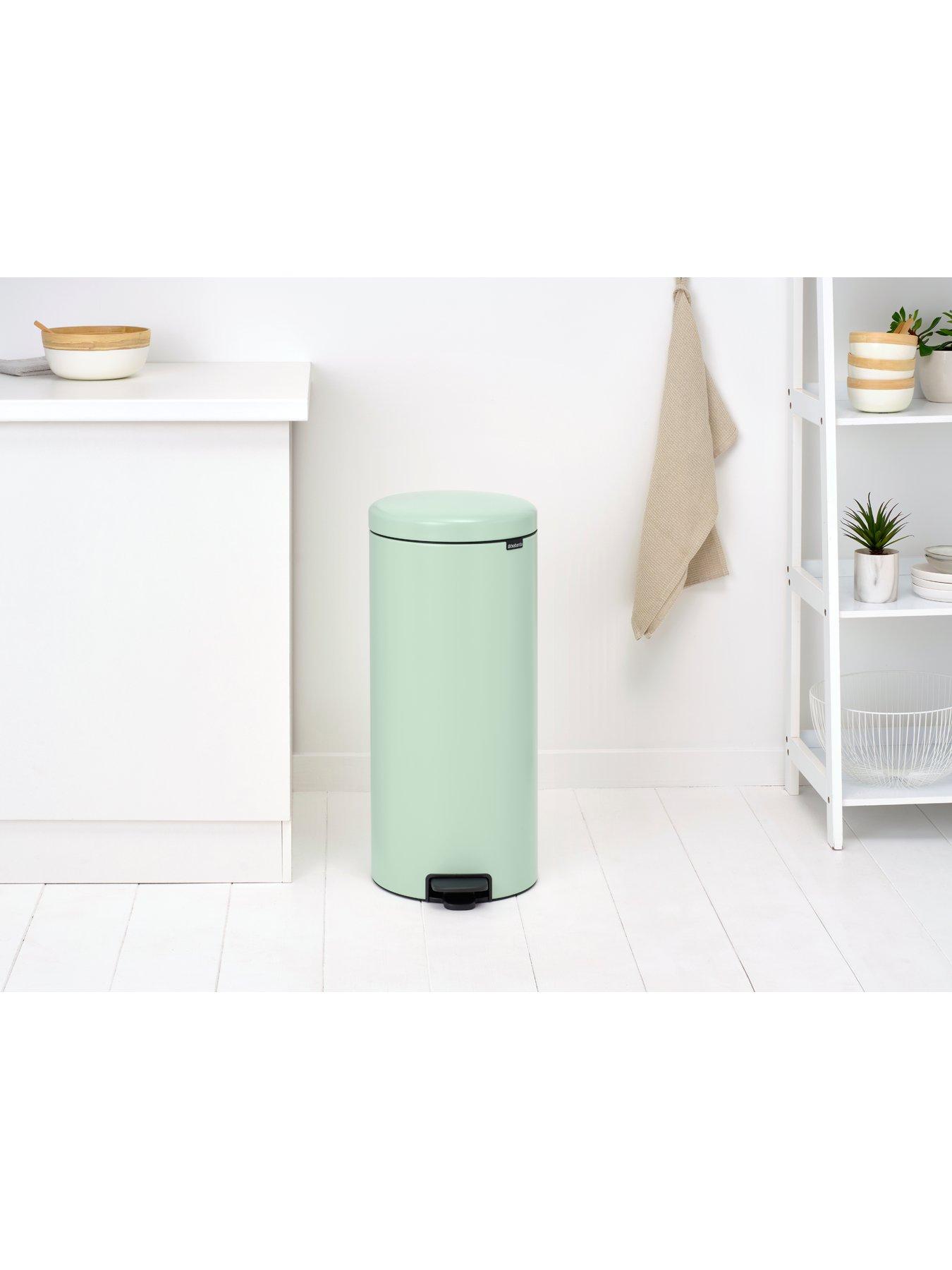 brabantia-newicon-30-litre-pedal-bin-in-greenoutfit