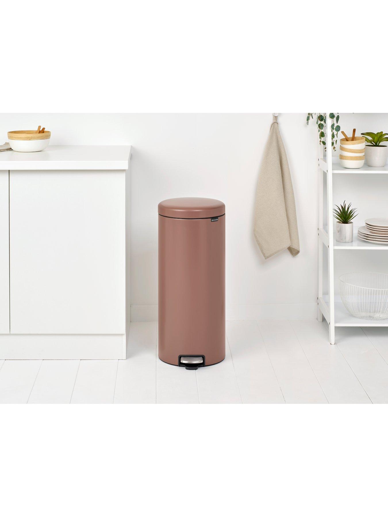 brabantia-newicon-30-litre-pedal-bin-in-taupeoutfit