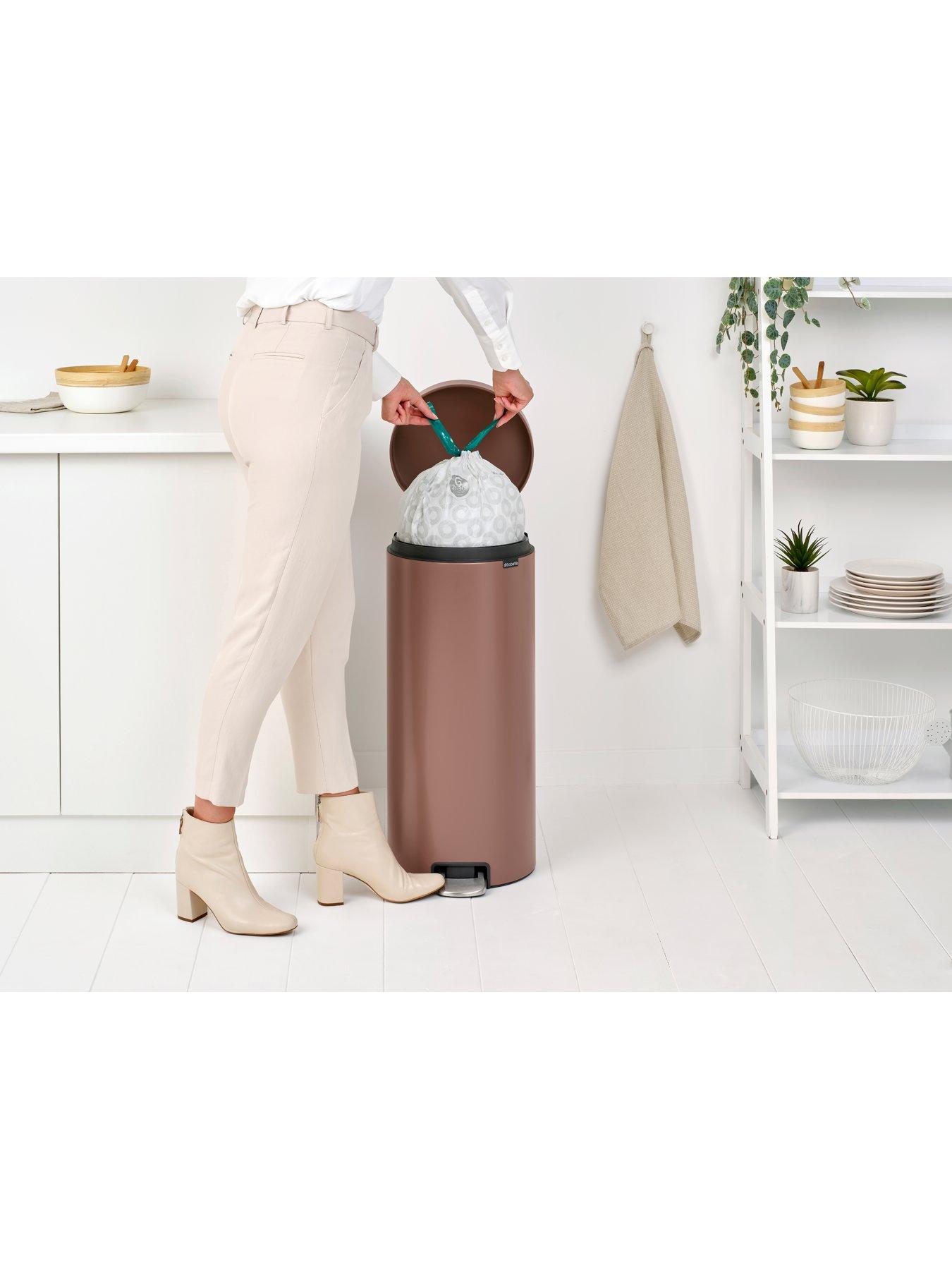 brabantia-newicon-30-litre-pedal-bin-in-taupedetail