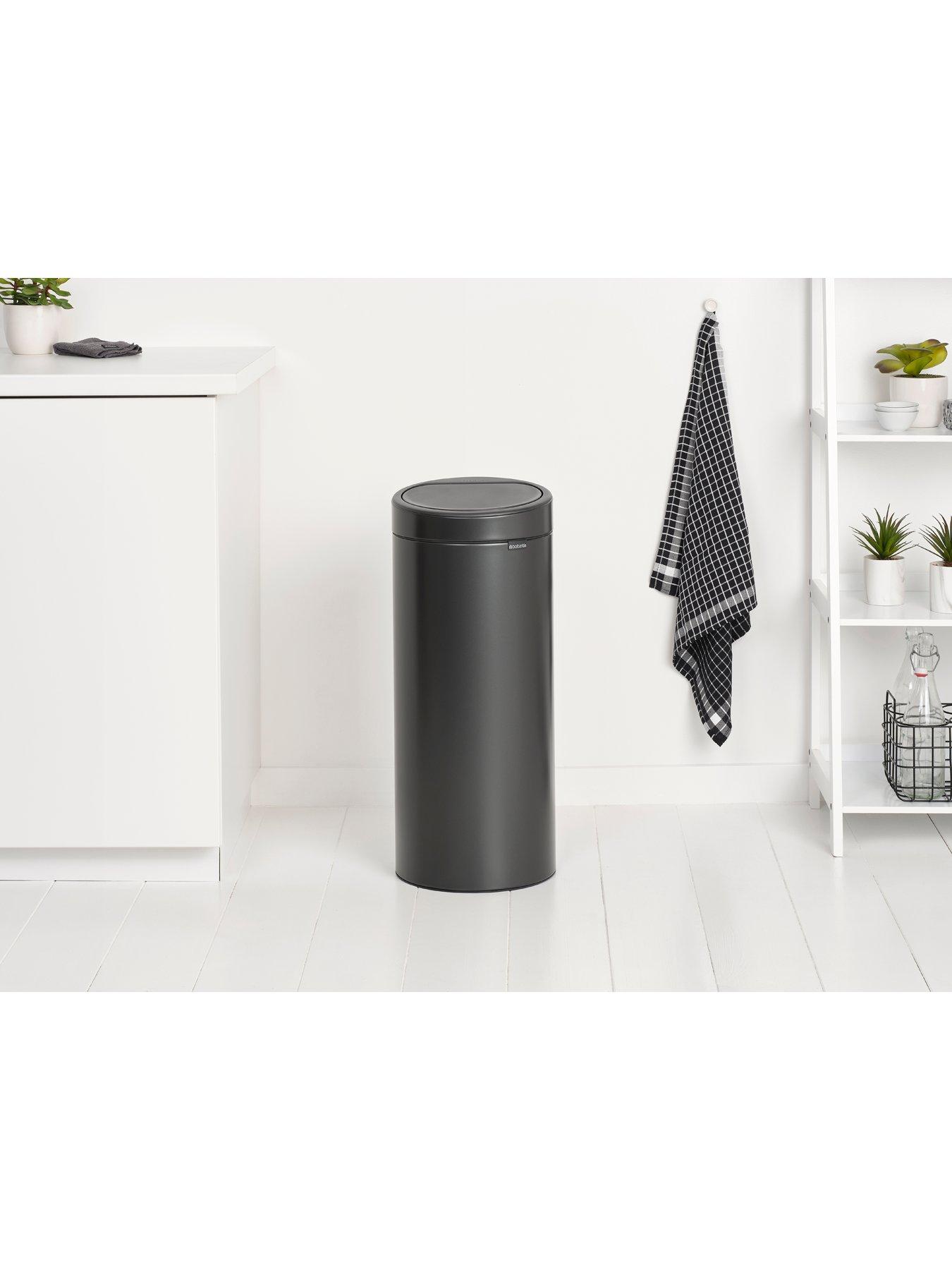 brabantia-30-litre-touch-bin-in-confident-greyoutfit