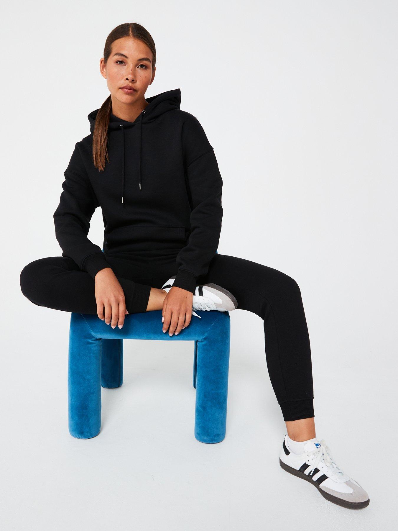 everyday-the-essential-jogger-blackoutfit