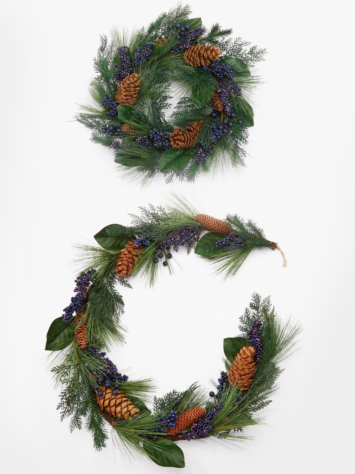 very-home-blueberry-christmas-wreathdetail