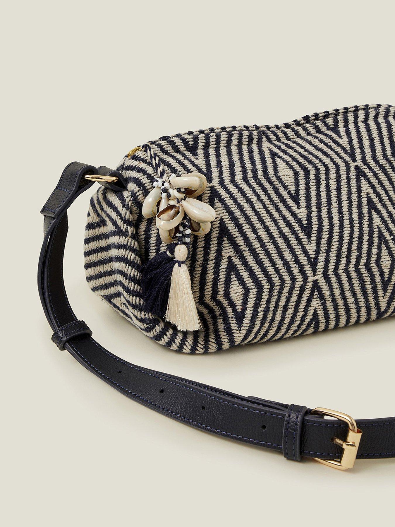 accessorize-aztec-crossbodyoutfit