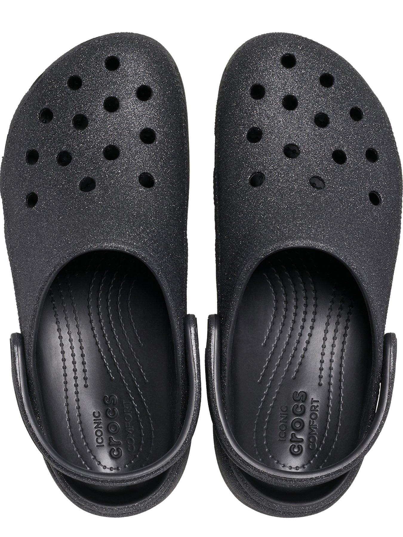 crocs-classic-platform-glitter-clogw-blackoutfit