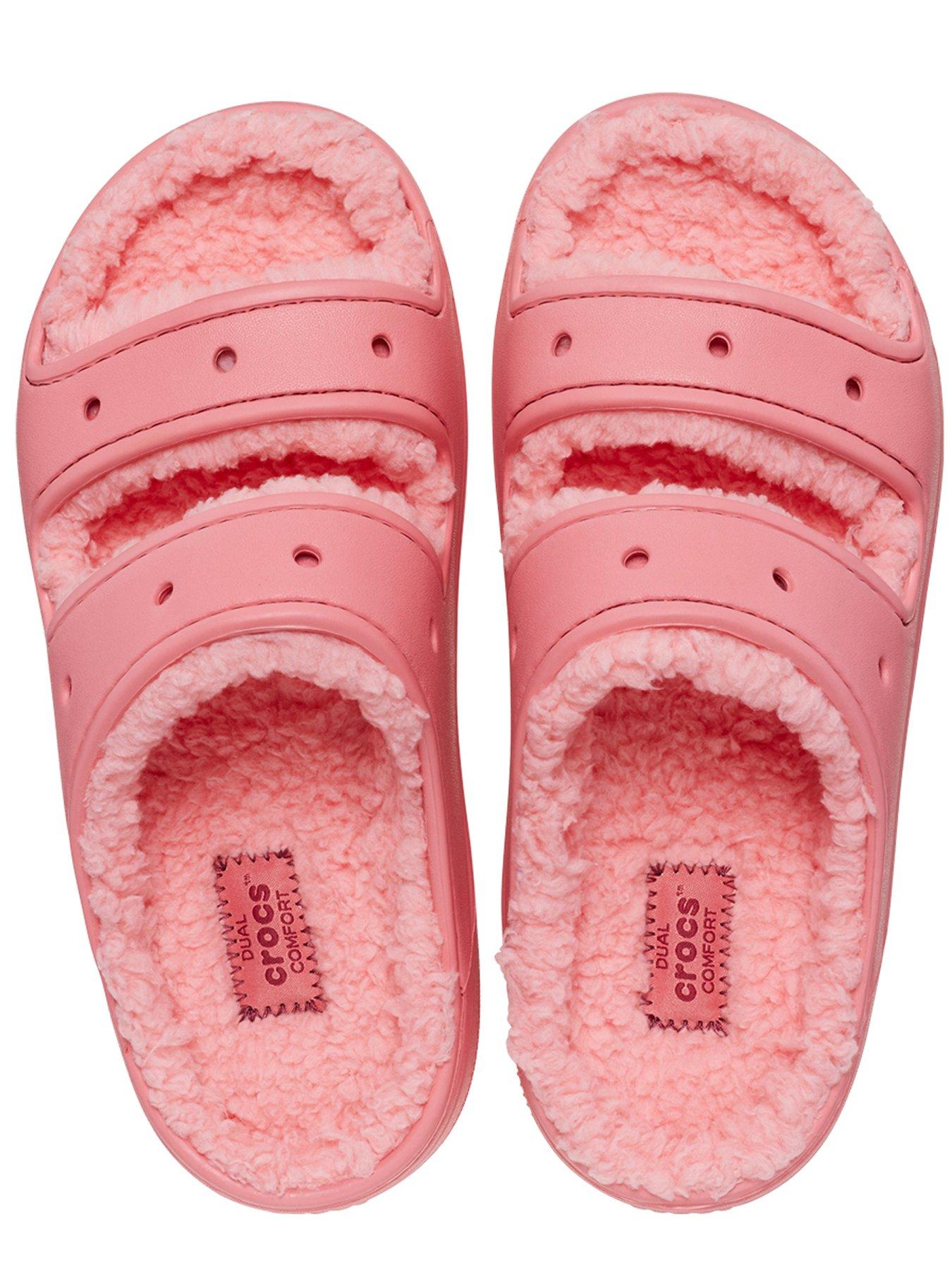 crocs-classic-cozzzy-sandaloutfit