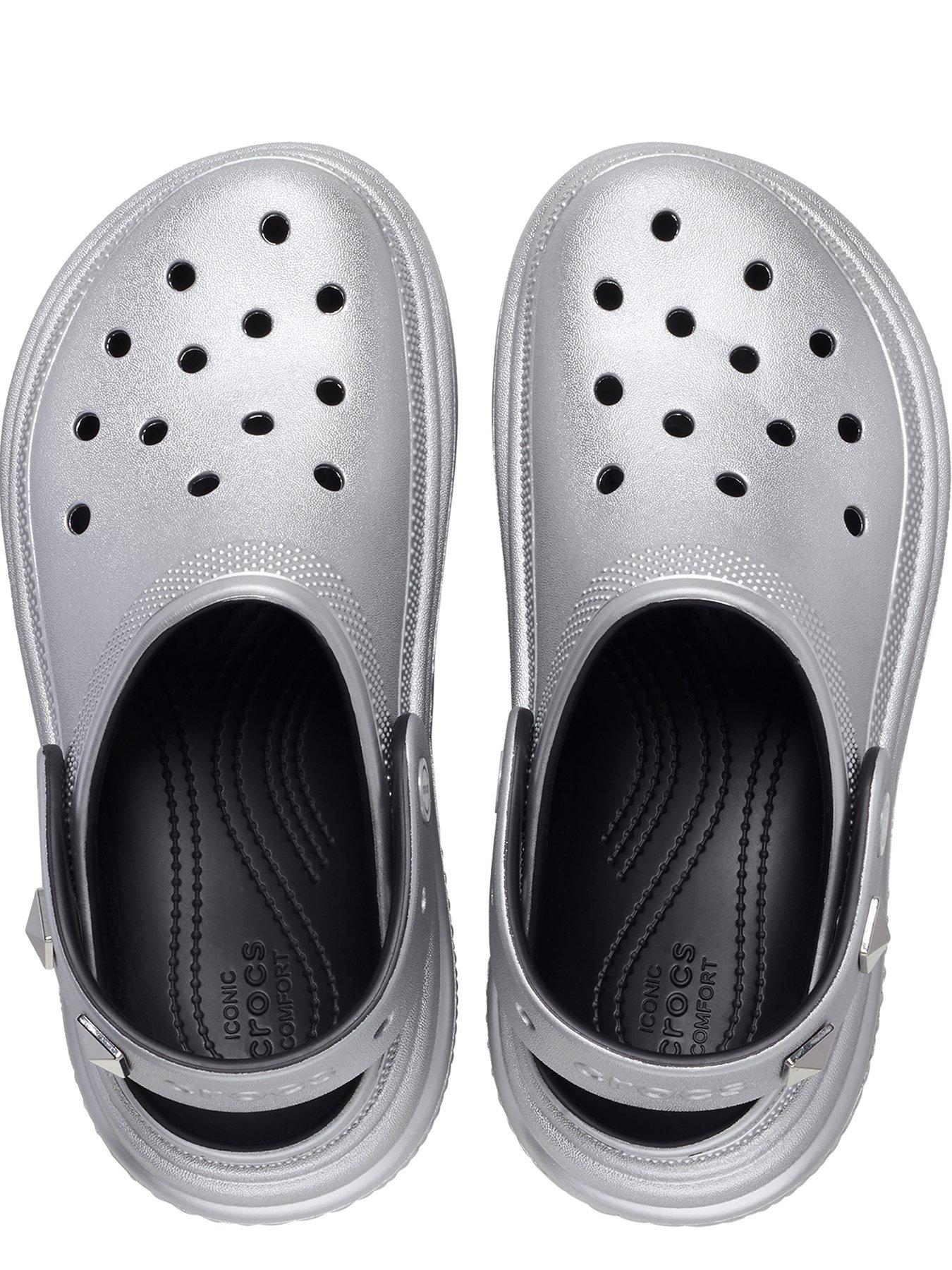 crocs-stomp-clog-greyoutfit