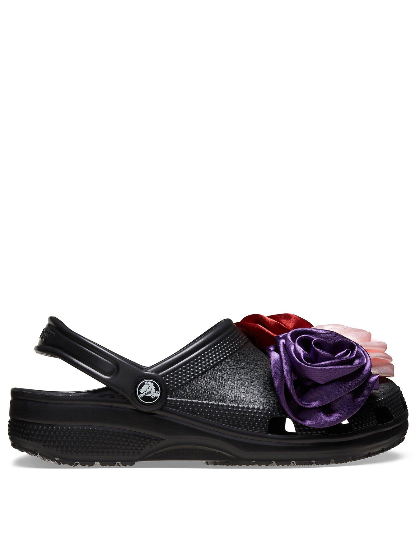 crocs-classic-rosette-clog-blackfront