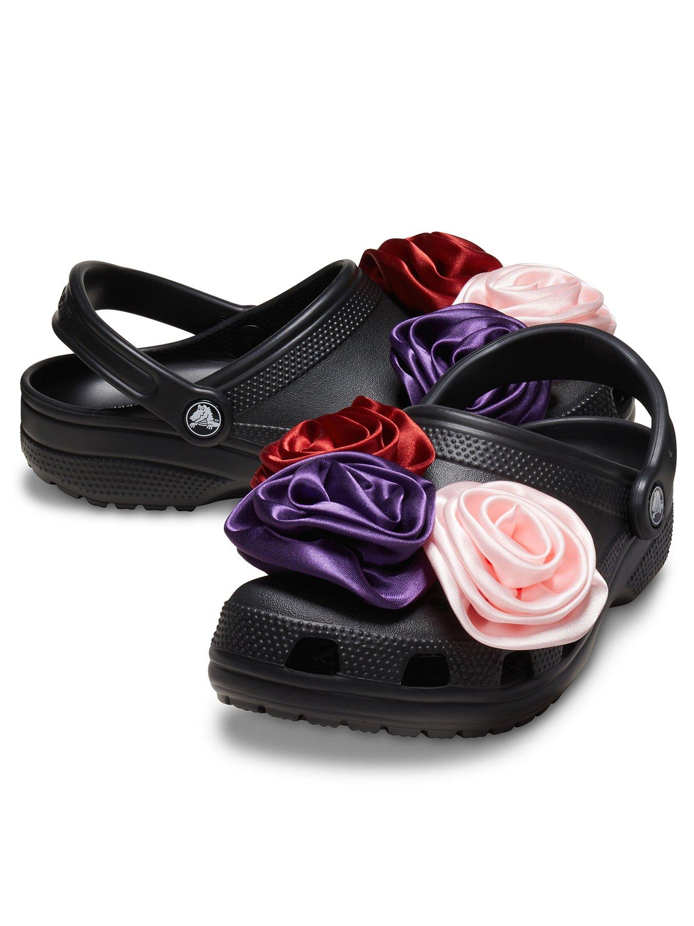 crocs-classic-rosette-clog-blackstillFront