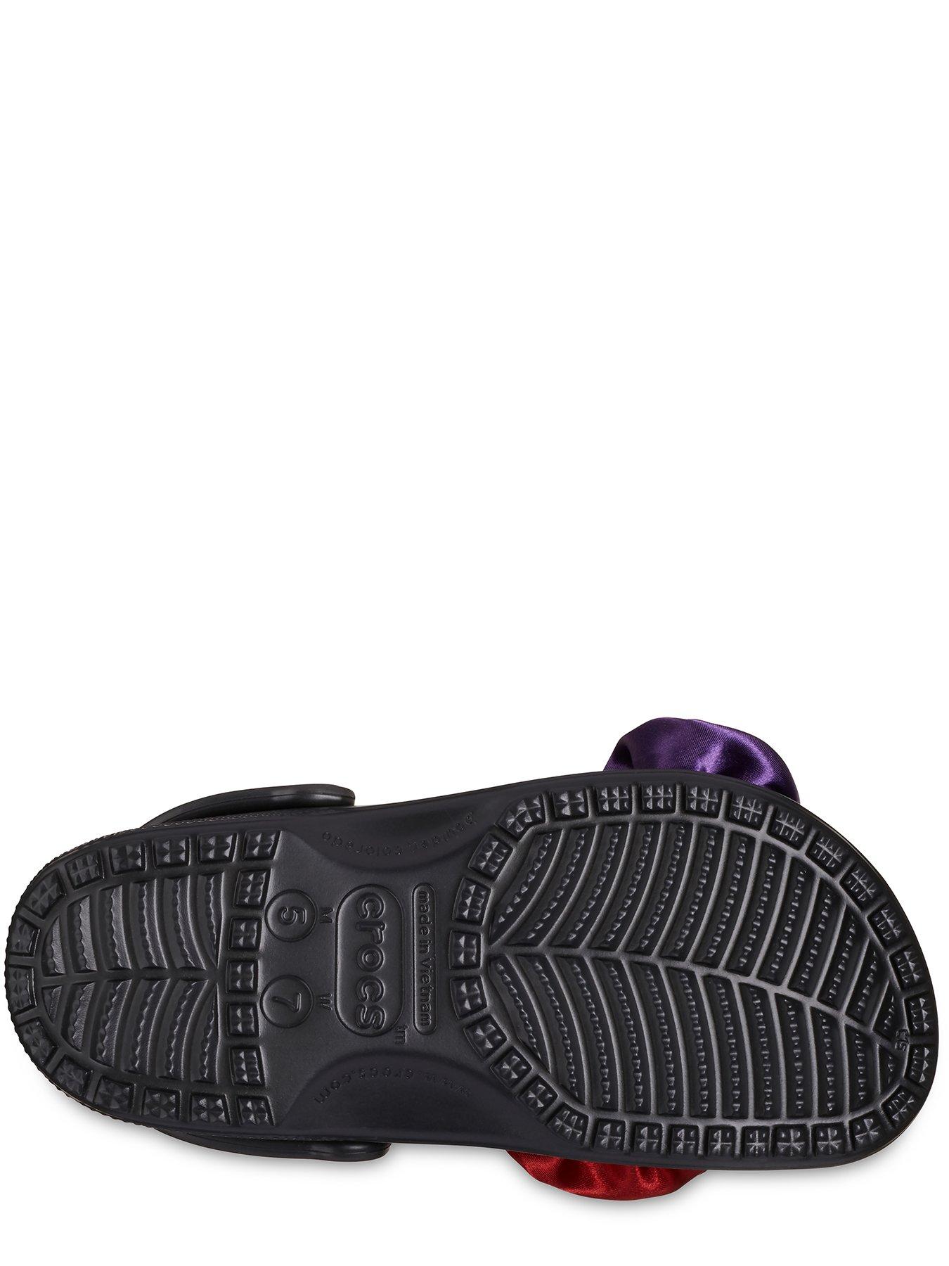 crocs-classic-rosette-clog-blackdetail