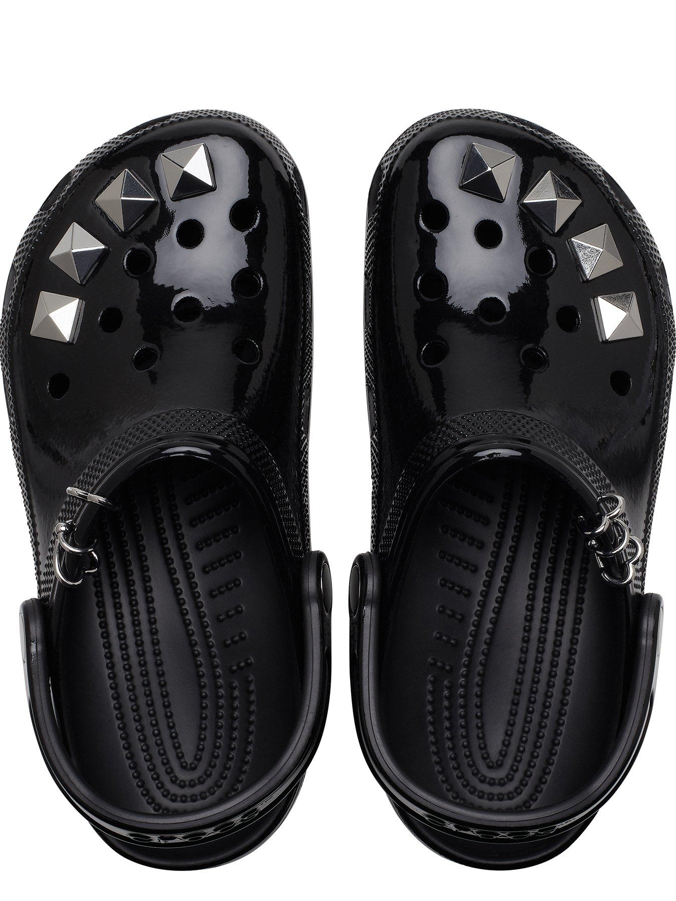 crocs-classic-clog-blackoutfit