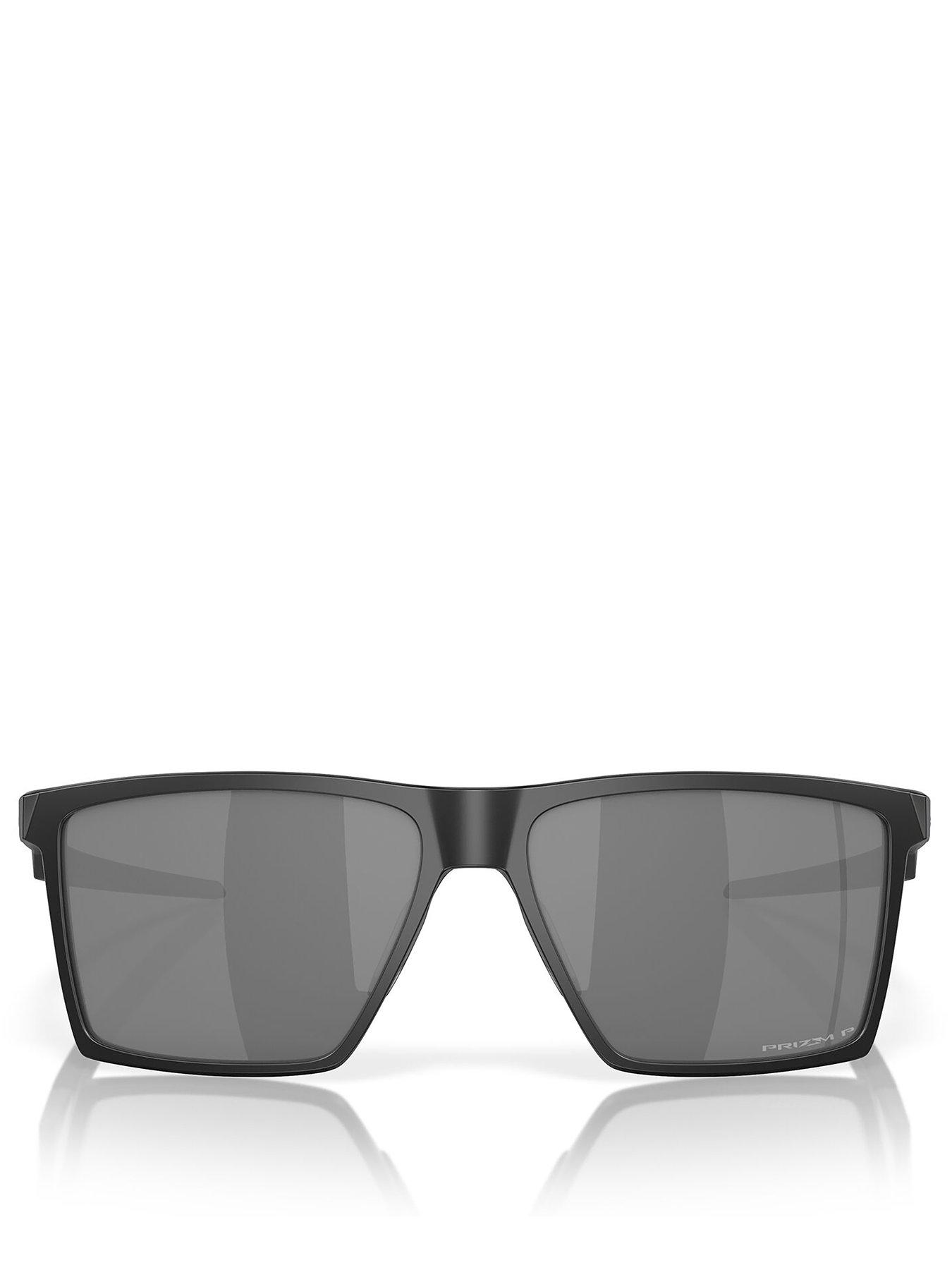 oakley-futurity-sun-square-sunglassesoutfit