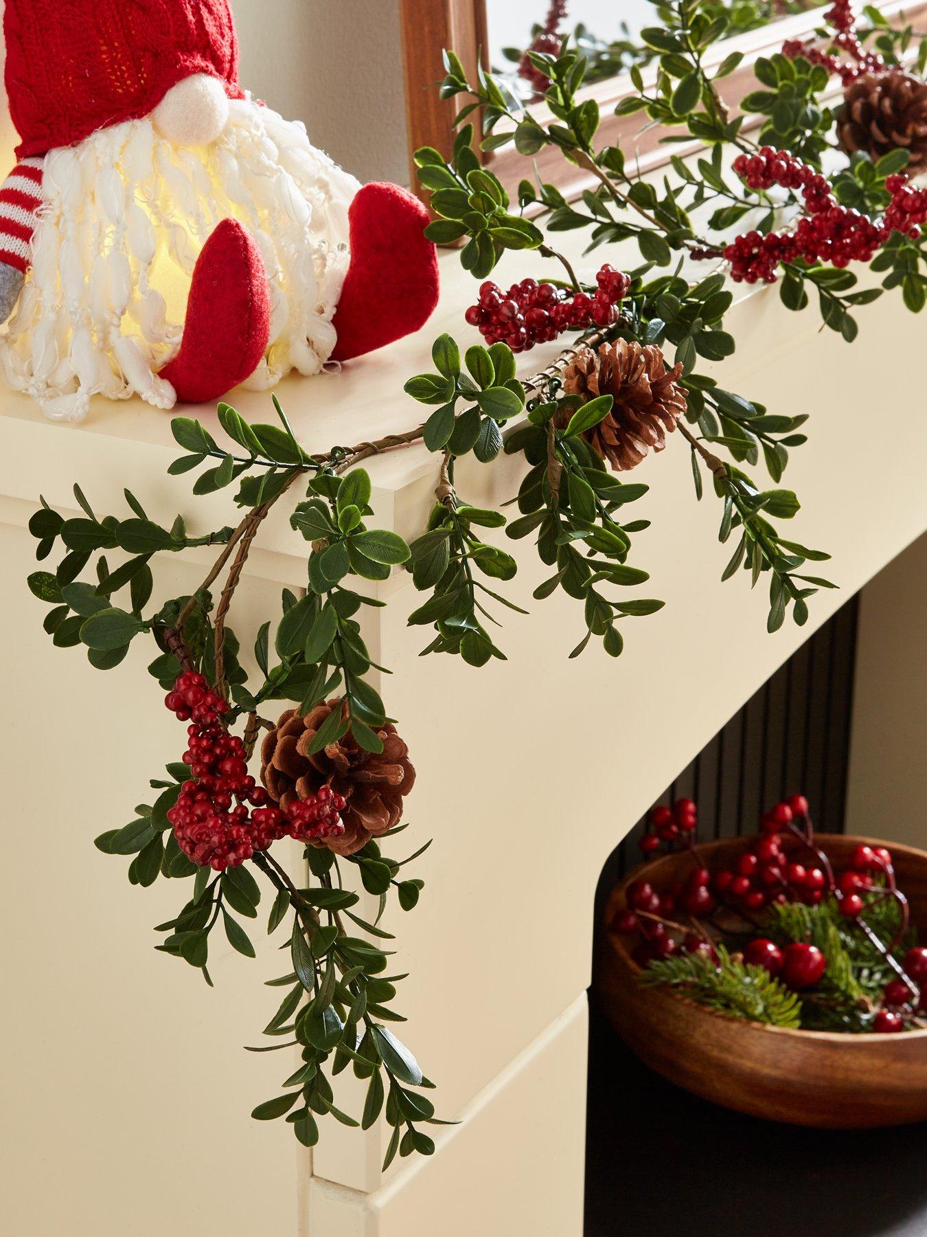 festive-holly-garland