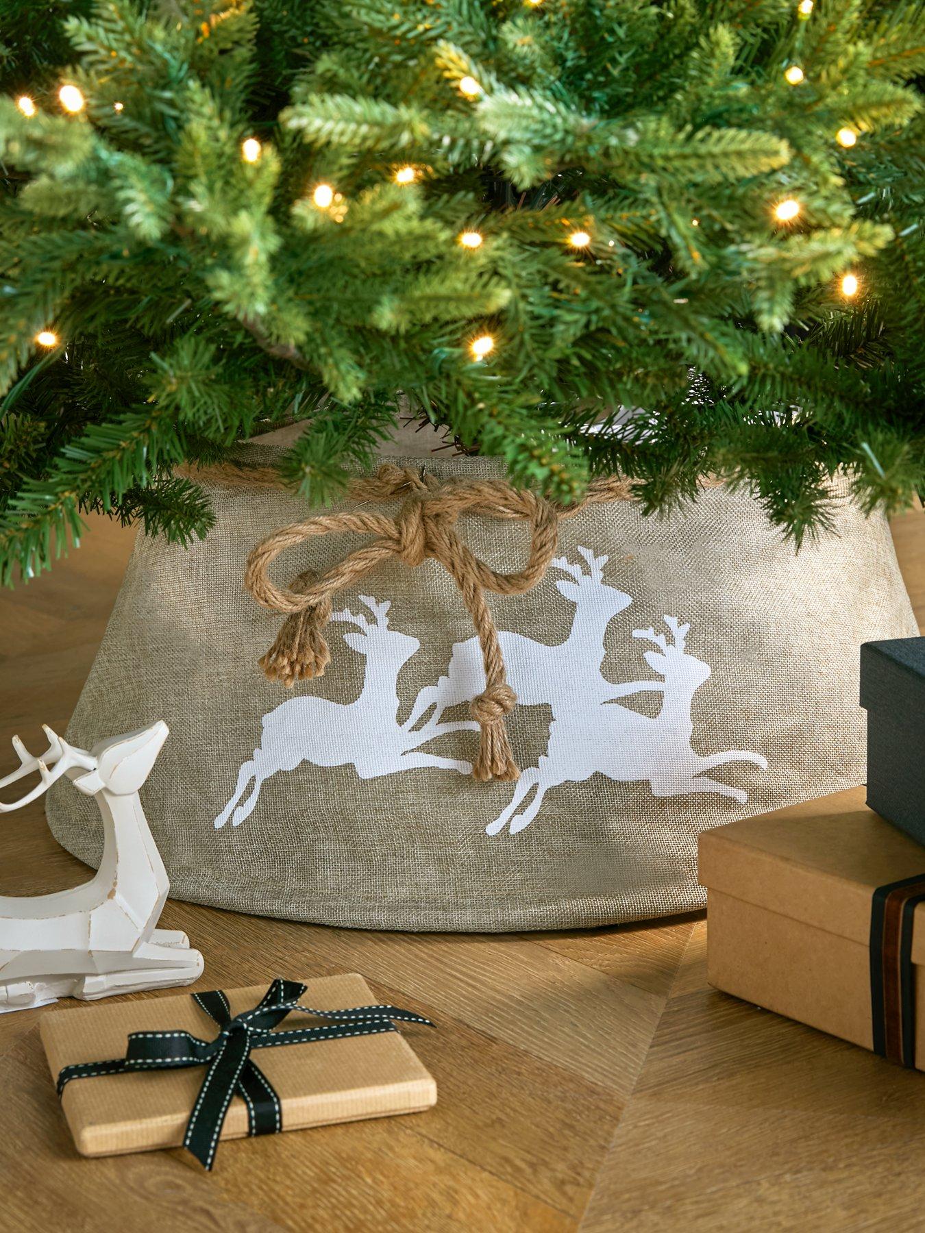 festive-burlap-reindeer-christmas-tree-skirt