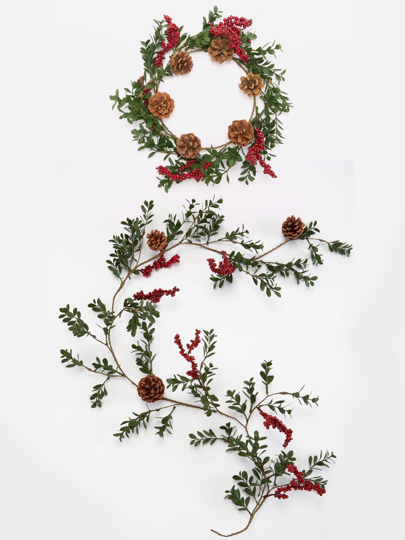 festive-holly-christmas-wreathoutfit