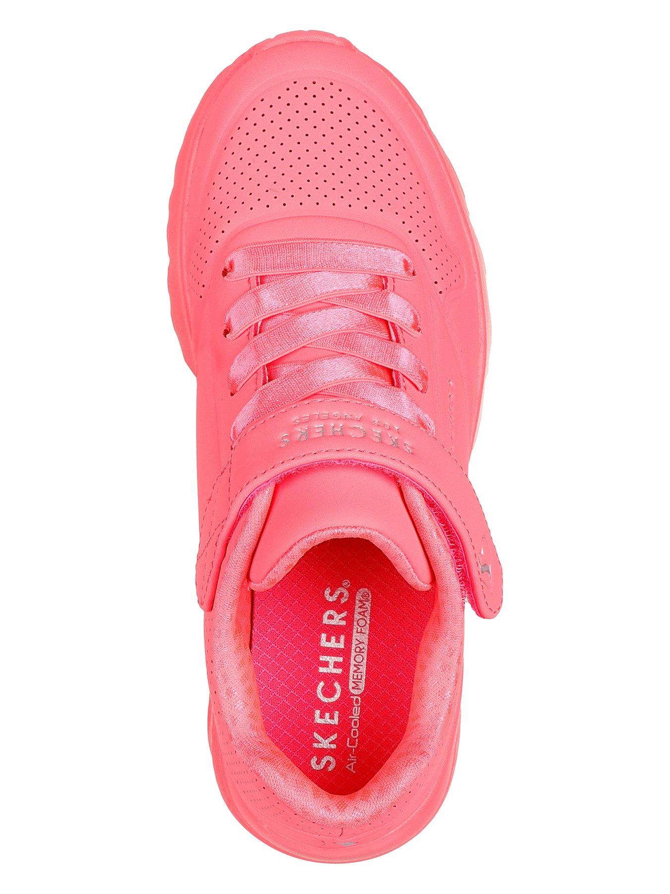 skechers-girls-uno-lite-embossed-neon-pink-traineroutfit