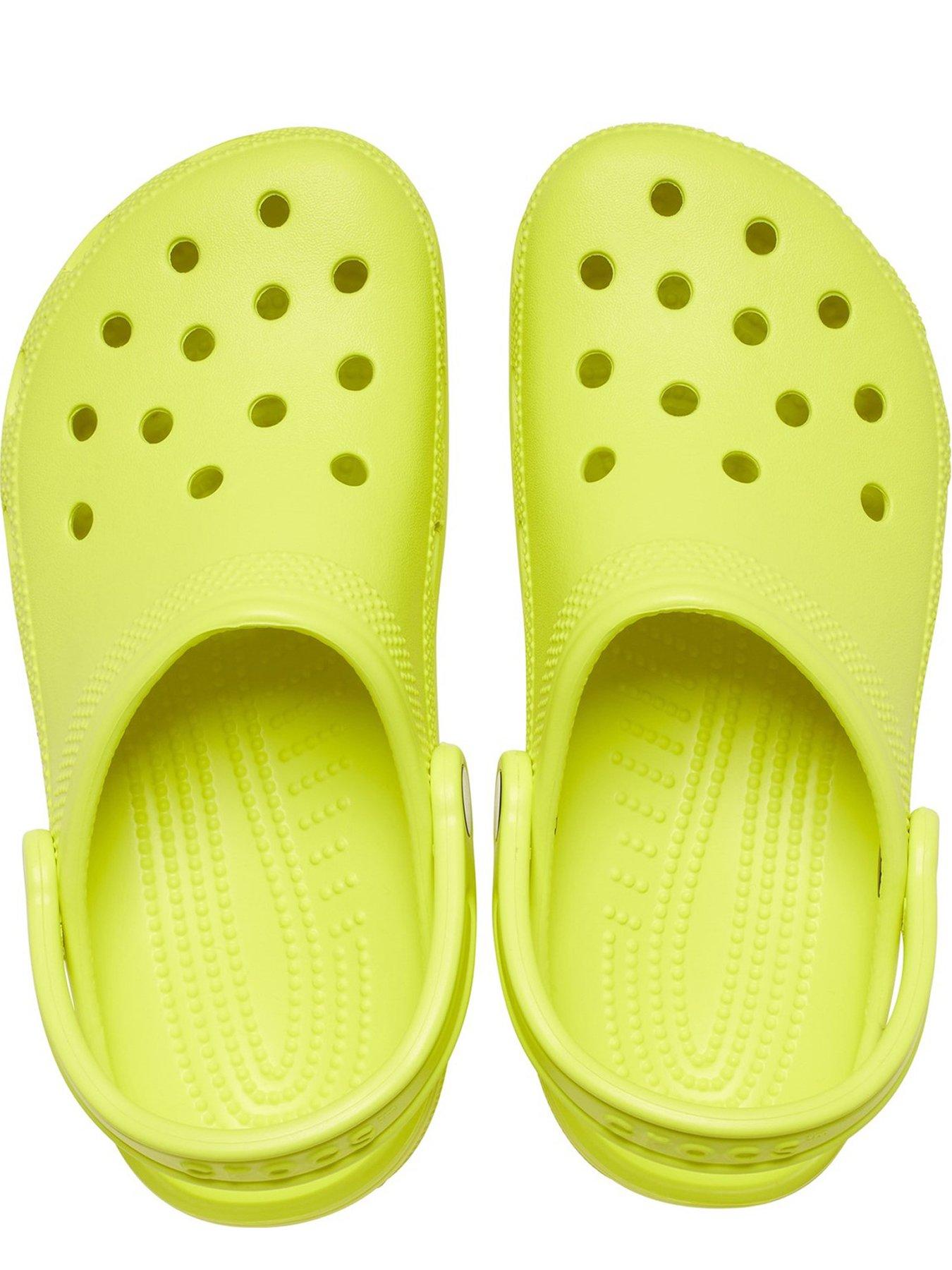 crocs-mens-classic-clog-sandal-yellowoutfit