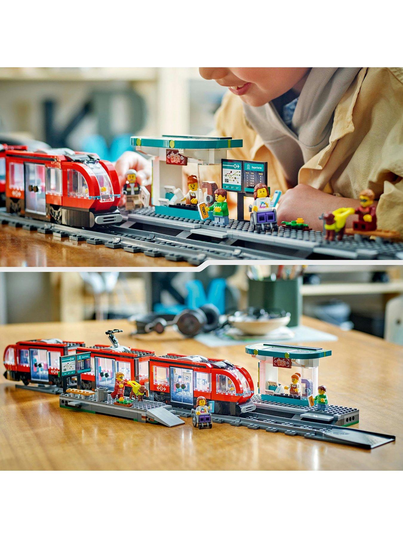 lego-city-downtown-tram-and-station-toy-set-60423detail