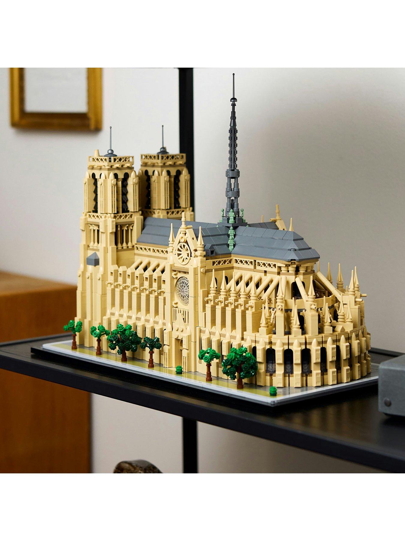 lego-architecture-notre-dame-de-paris-set-21061back