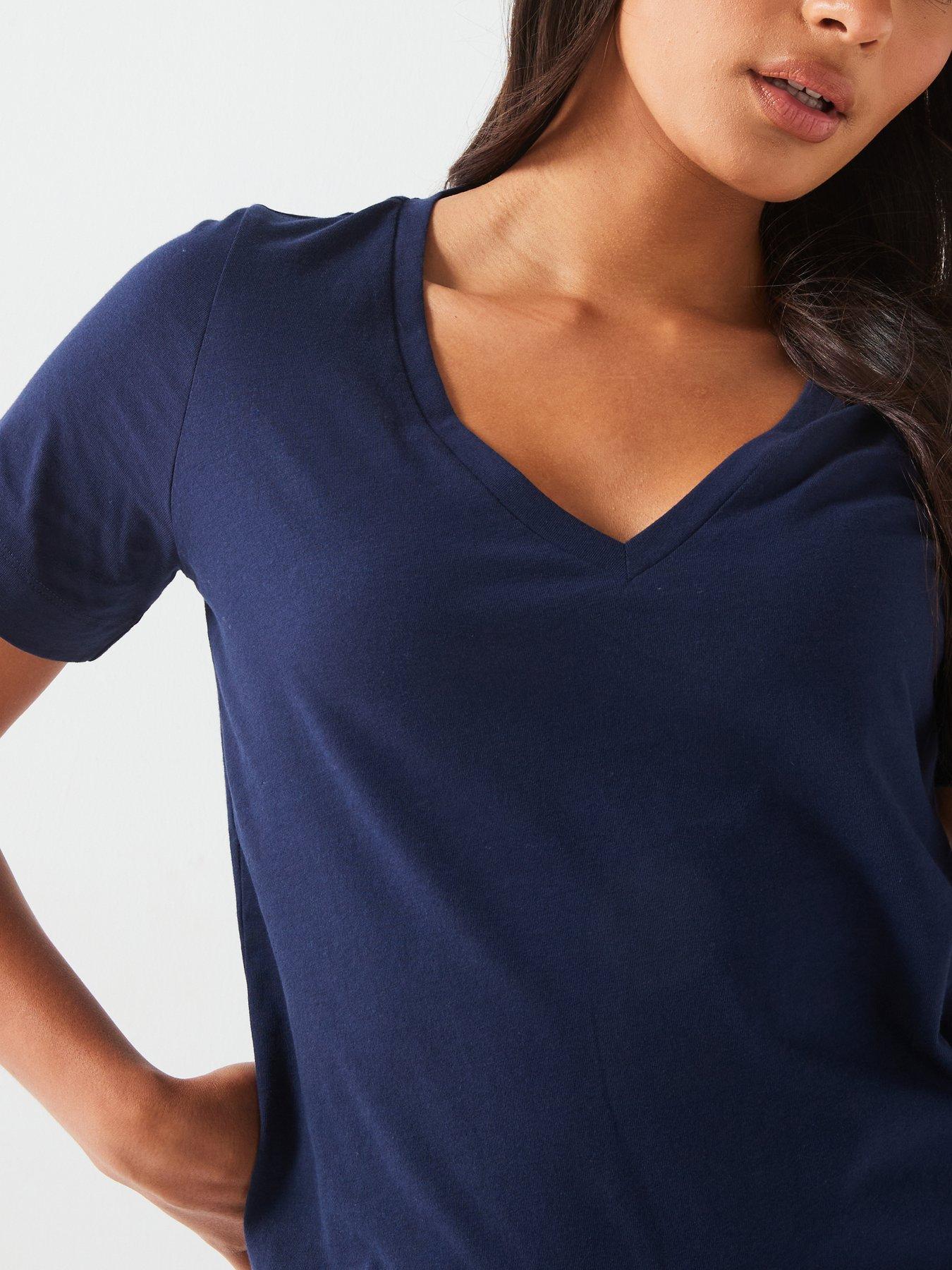 everyday-the-essential-v-neck-t-shirt-navyoutfit