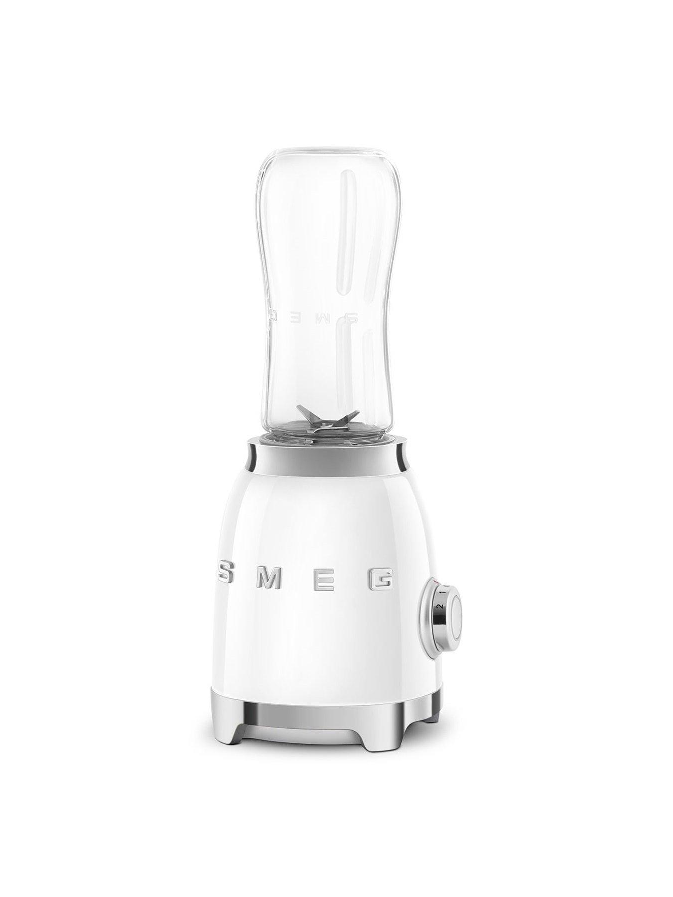 smeg-pbf01-retro-style-personal-blender-600ml-300w-whiteoutfit