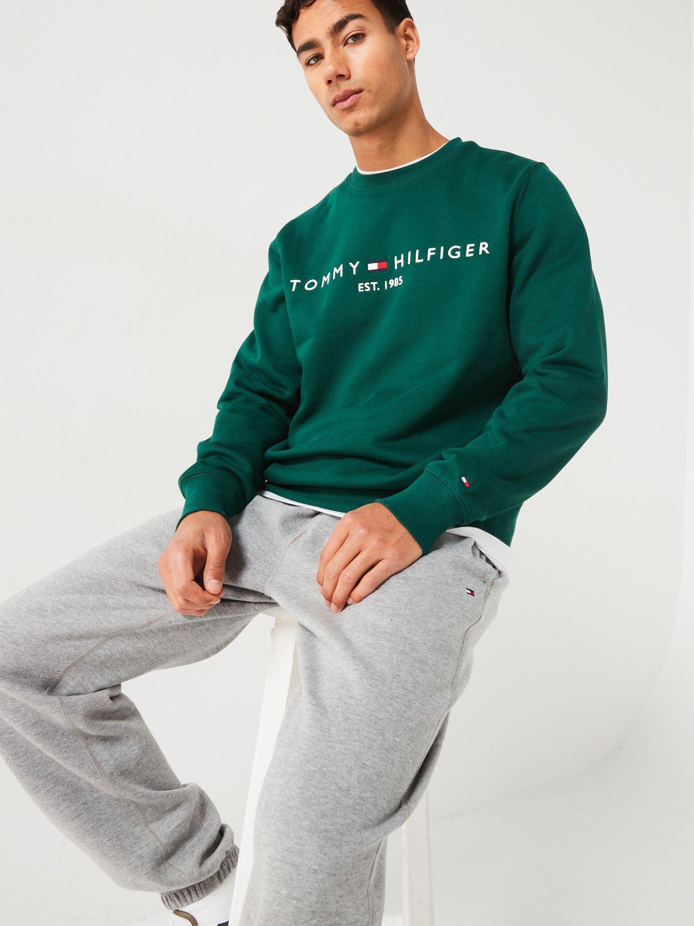 tommy-hilfiger-tommy-hilfiger-linear-chest-logo-crew-sweat-dark-greenoutfit