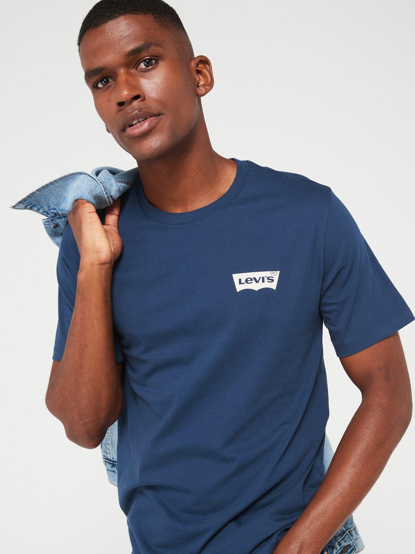 levis-graphic-crewneck-t-shirt-navyoutfit