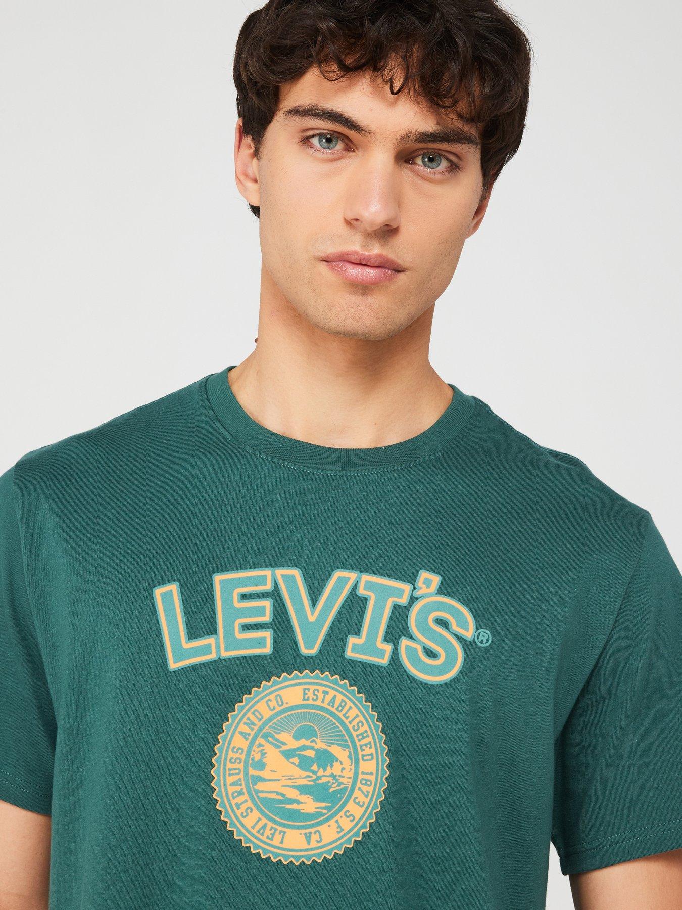 levis-short-sleeve-relaxed-fit-t-shirt-dark-greenoutfit