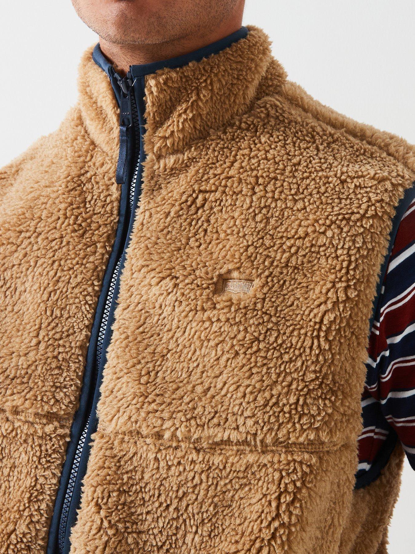 levis-summit-sherpa-gilet-brownoutfit