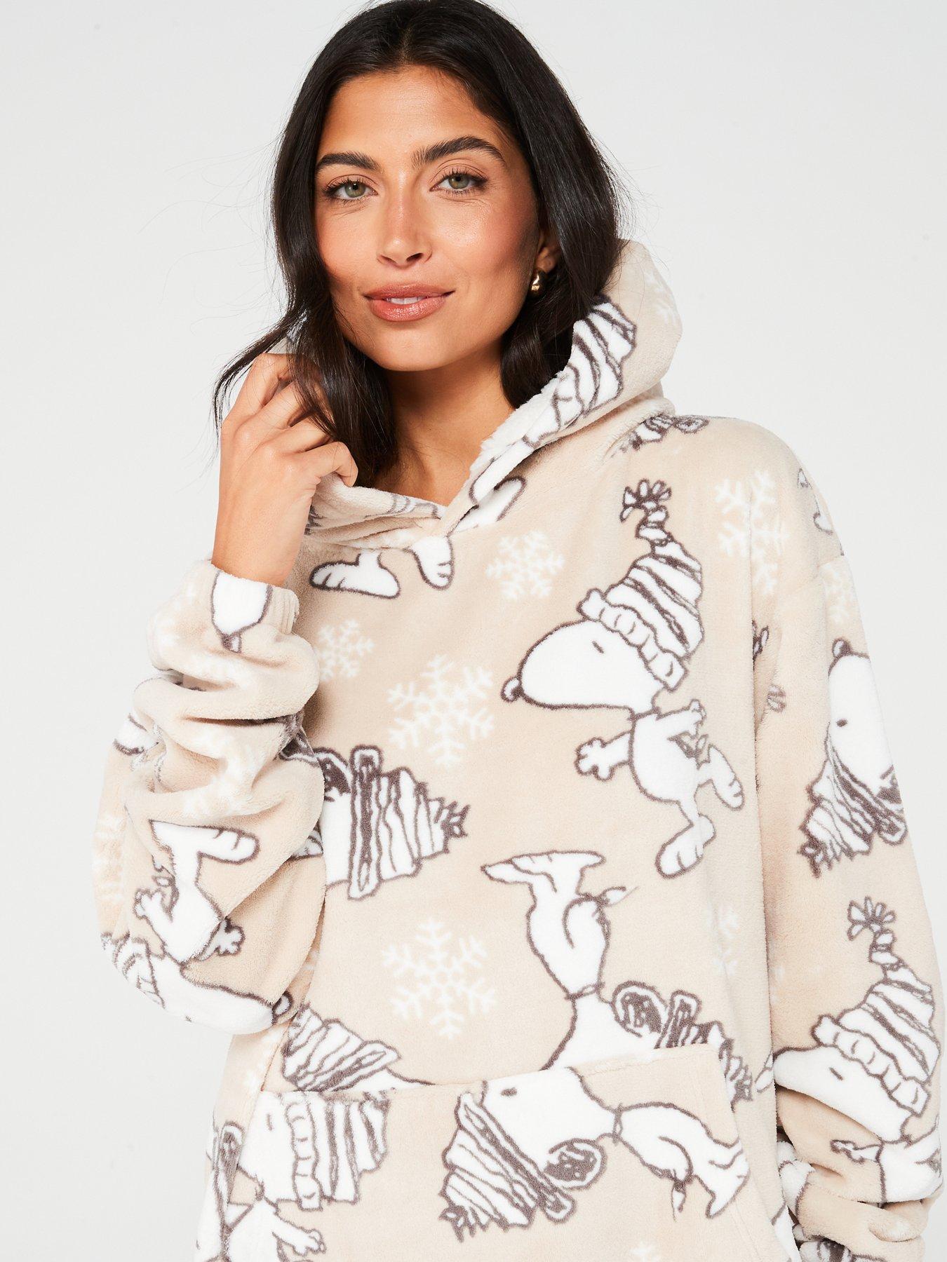 snoopy-ladies-snoopy-fleece-hooded-blanket-beigeoutfit